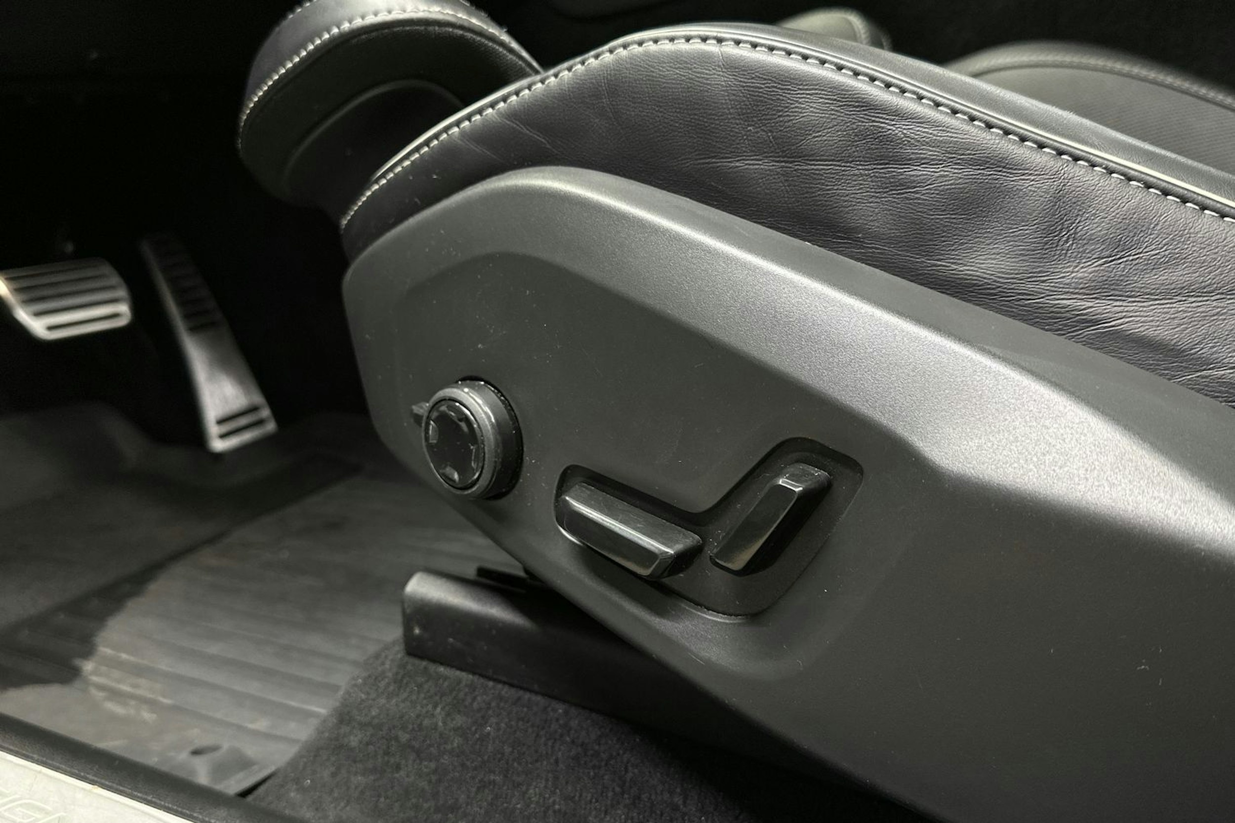 harmaa Volvo XC60 2020 kuva 16.