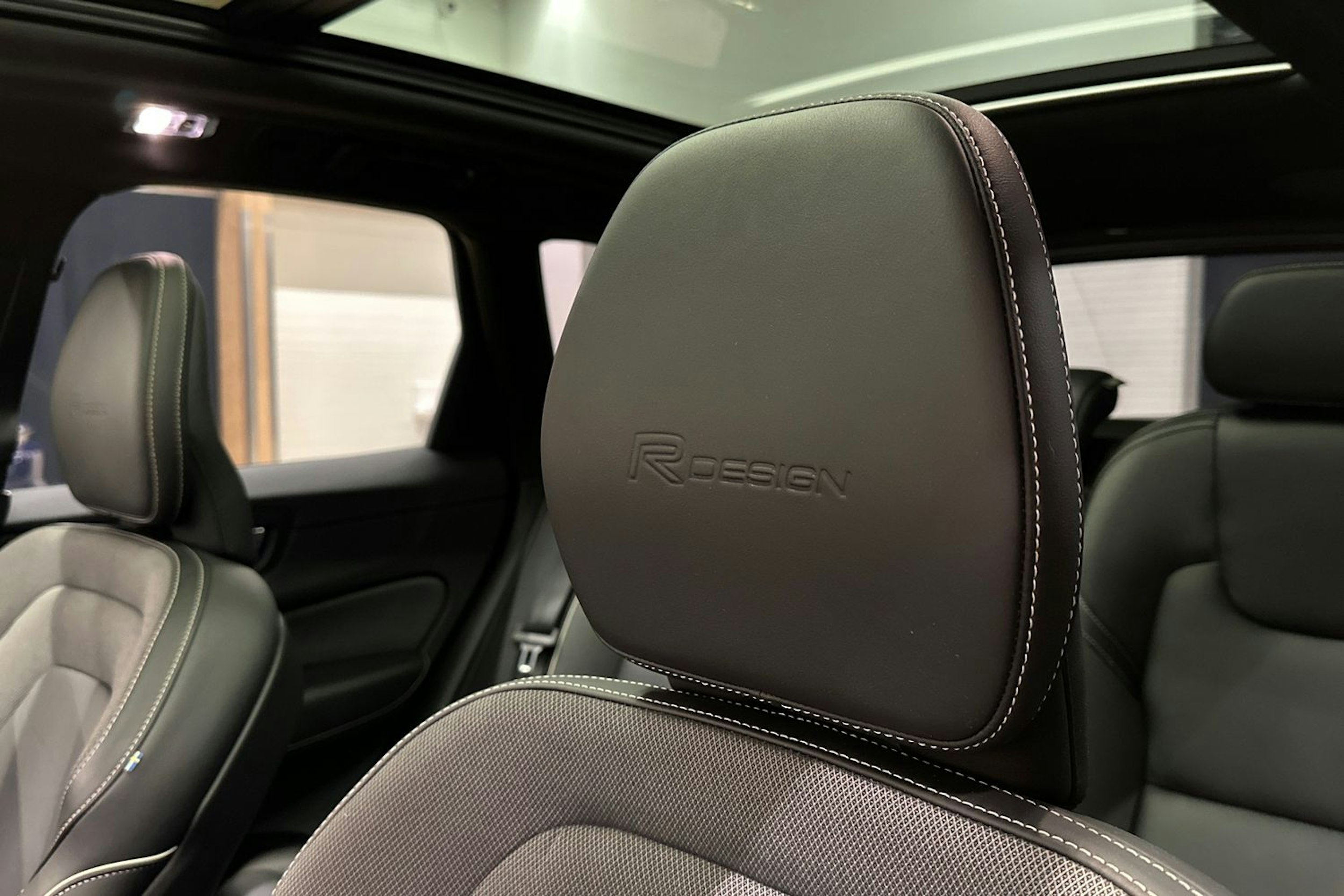 harmaa Volvo XC60 2020 kuva 32.