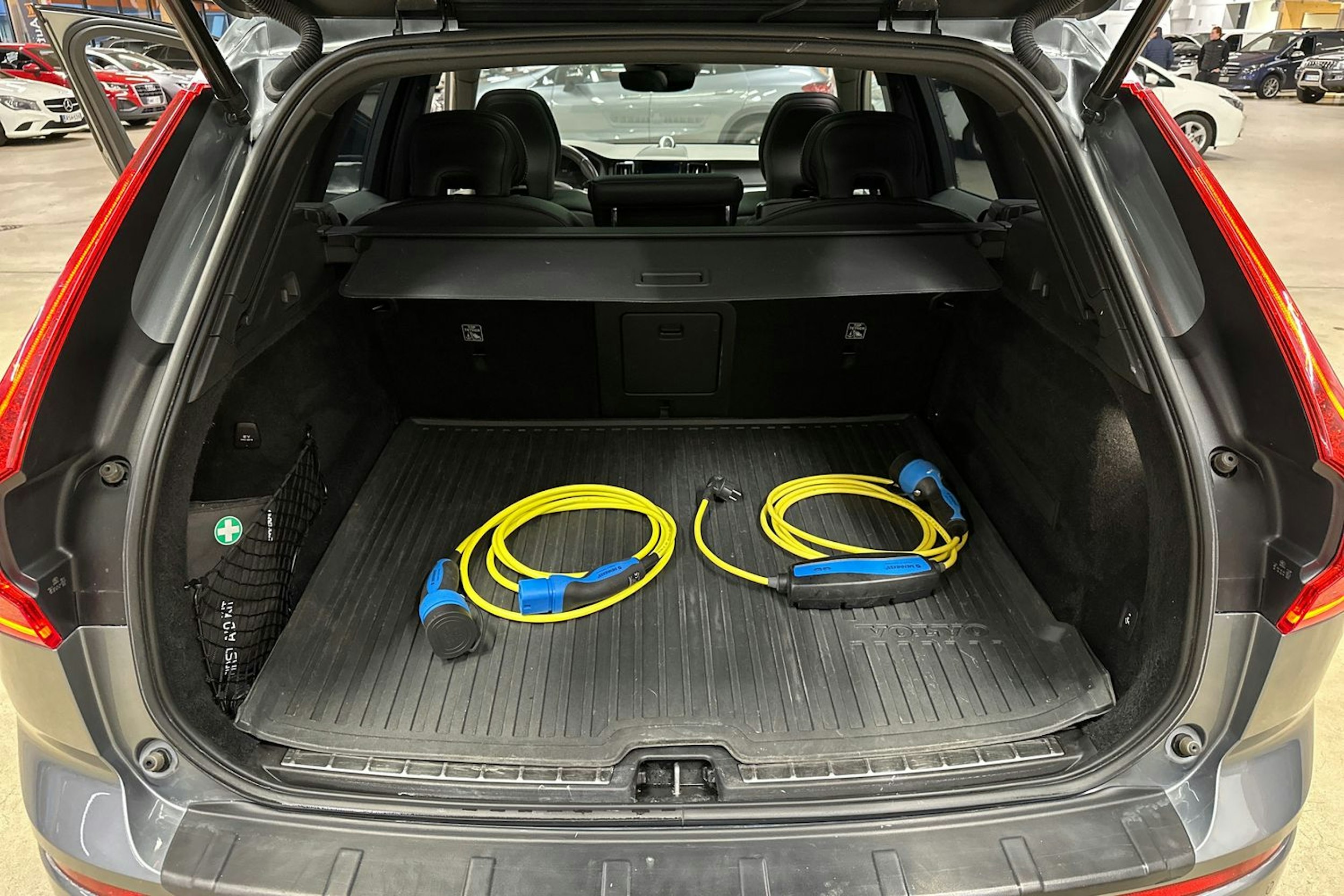 harmaa Volvo XC60 2020 kuva 33.