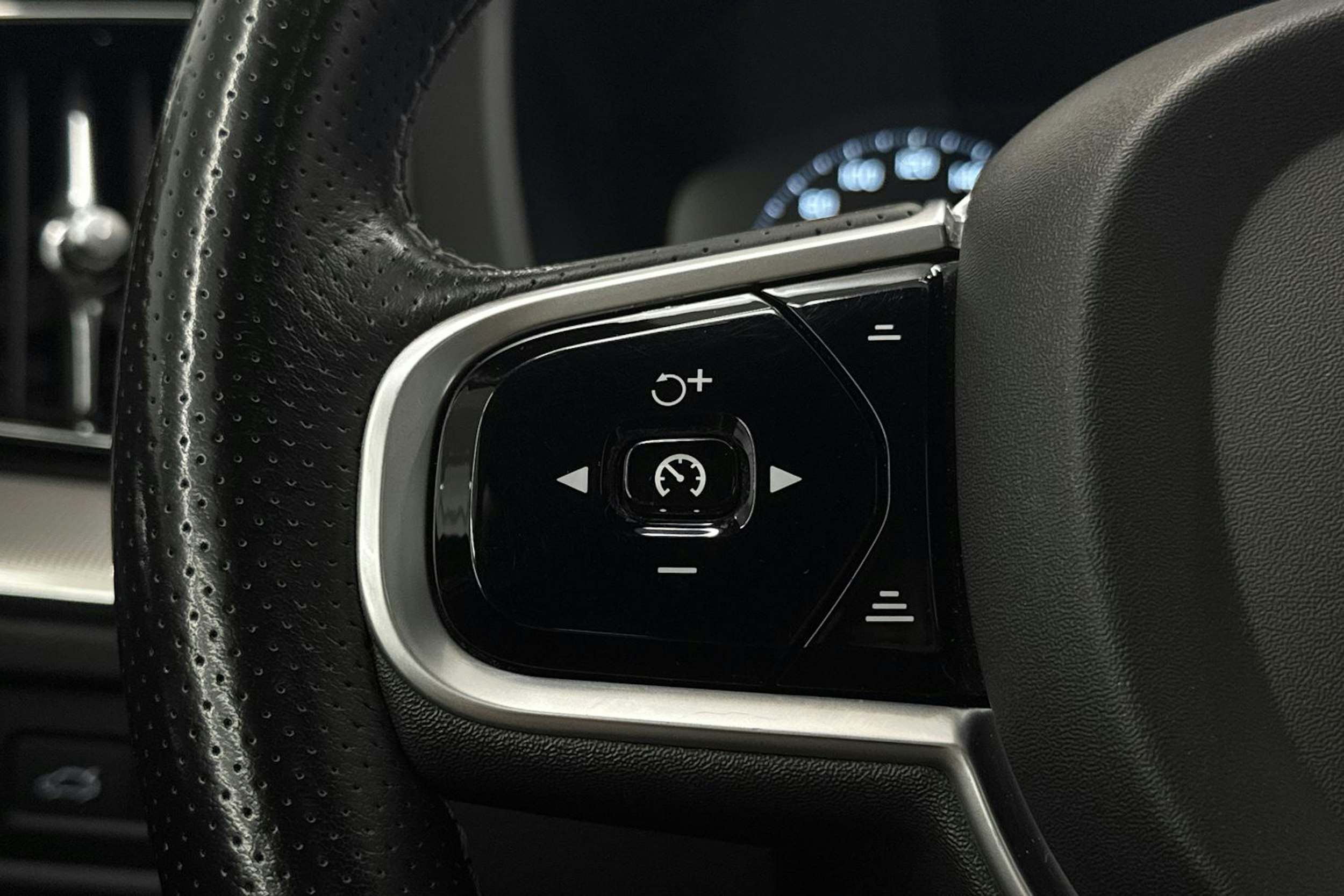 harmaa Volvo XC60 2019 kuva 16.
