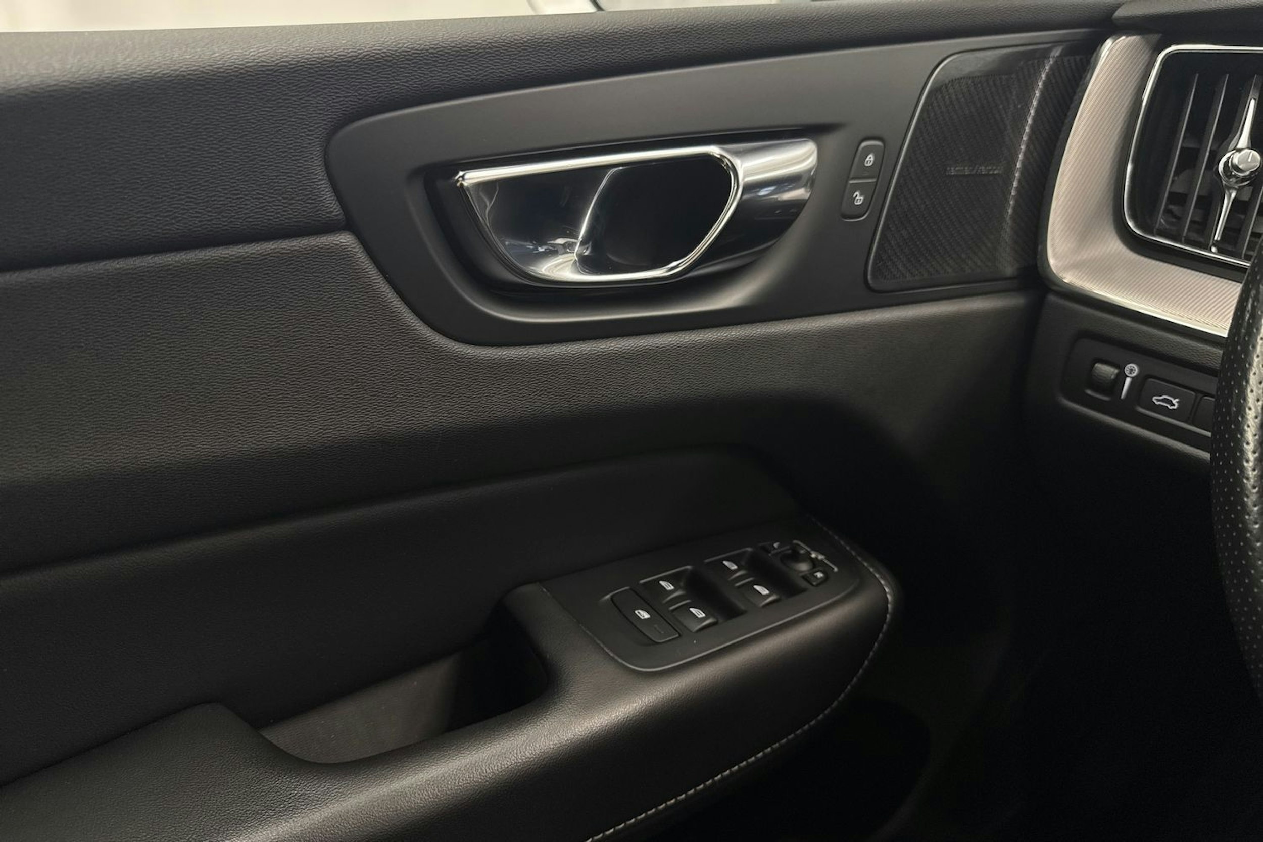 harmaa Volvo XC60 2019 kuva 18.