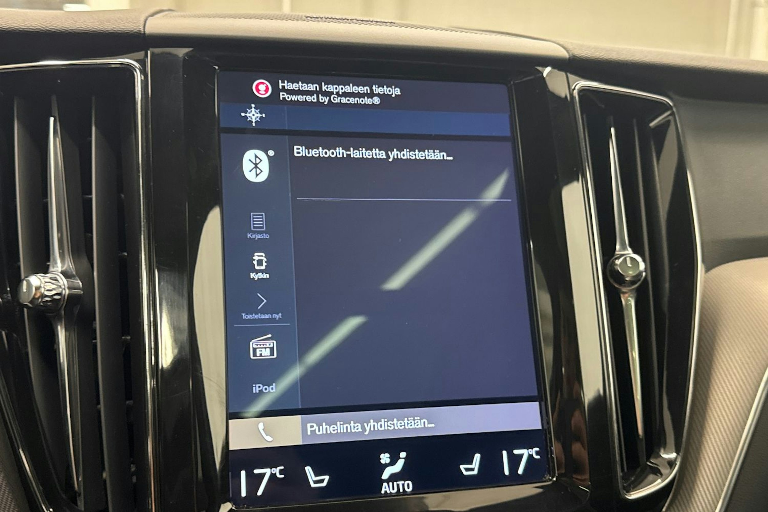 harmaa Volvo XC60 2019 kuva 24.