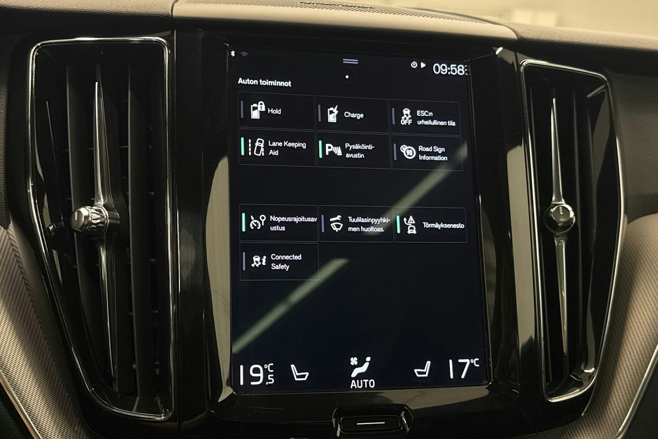 harmaa Volvo XC60 2019 kuva 25.