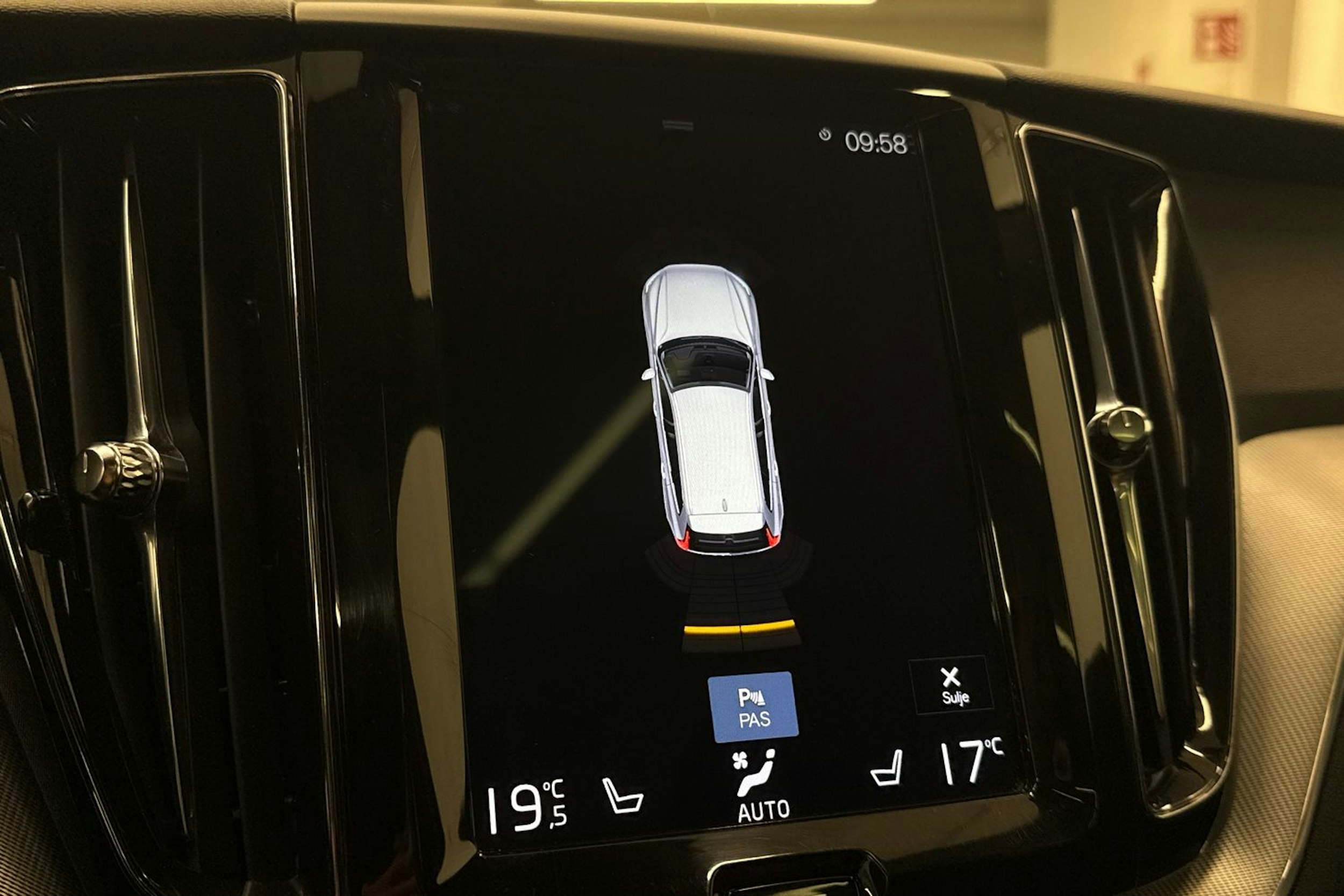 harmaa Volvo XC60 2019 kuva 26.