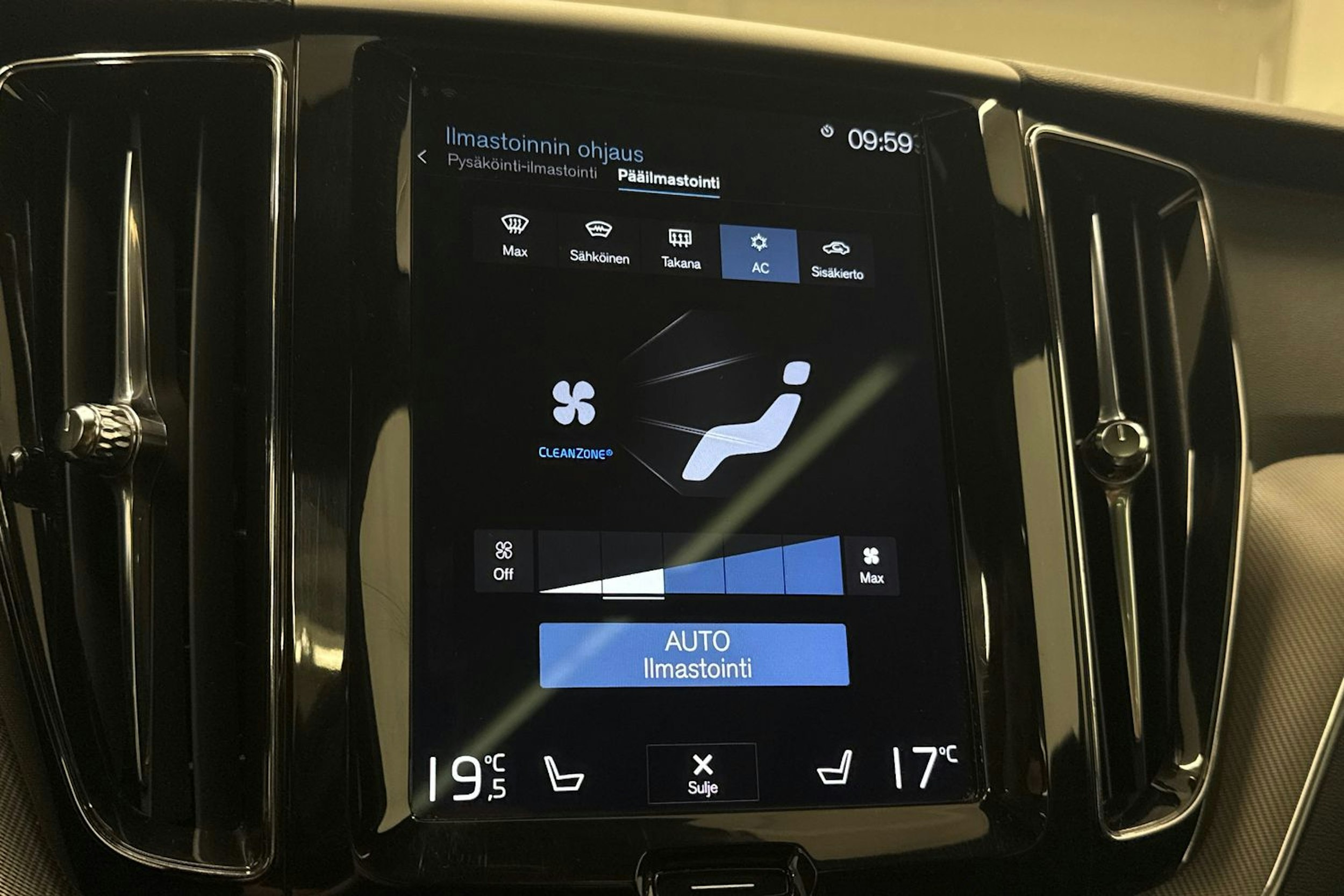 harmaa Volvo XC60 2019 kuva 28.