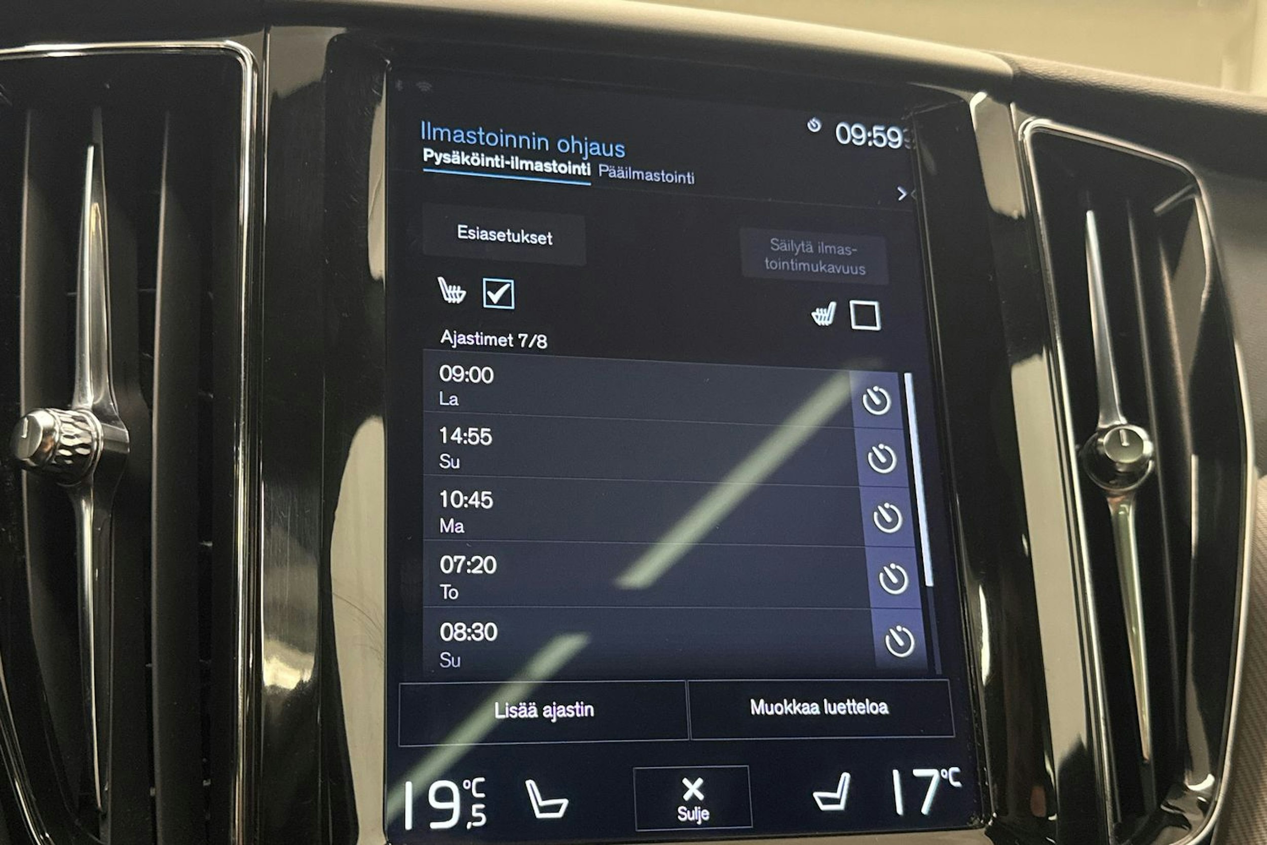 harmaa Volvo XC60 2019 kuva 29.