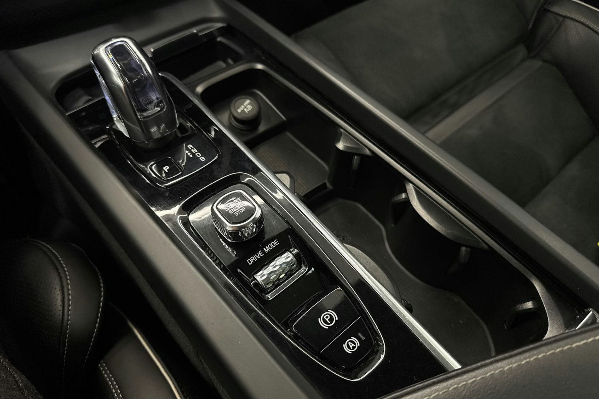 harmaa Volvo XC60 2019 kuva 31.