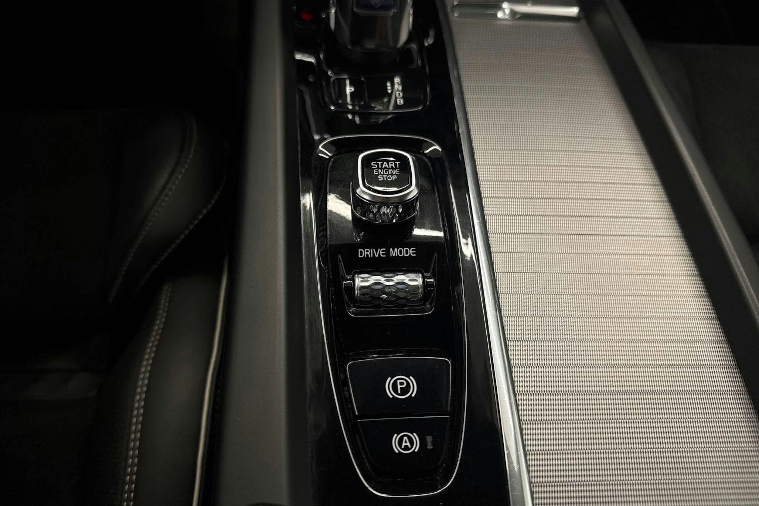 harmaa Volvo XC60 2019 kuva 33.