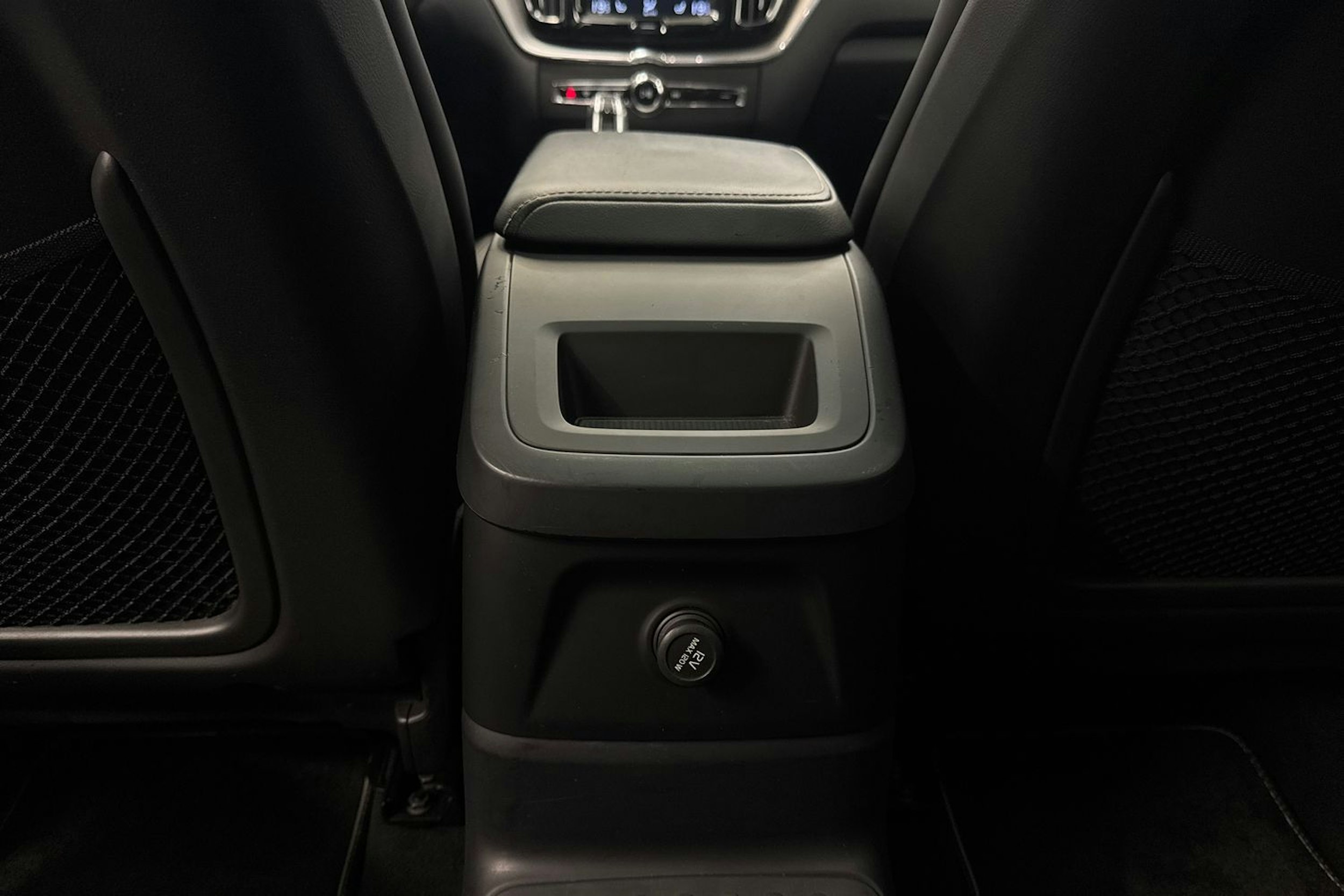 harmaa Volvo XC60 2019 kuva 34.