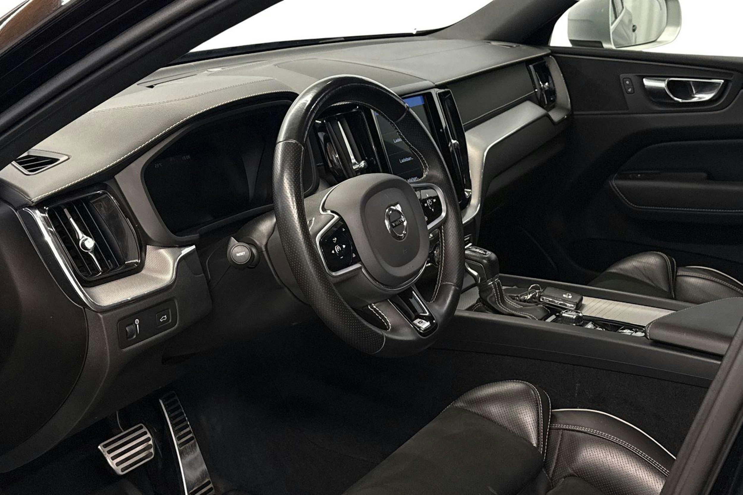 musta Volvo XC60 2019 kuva 6.