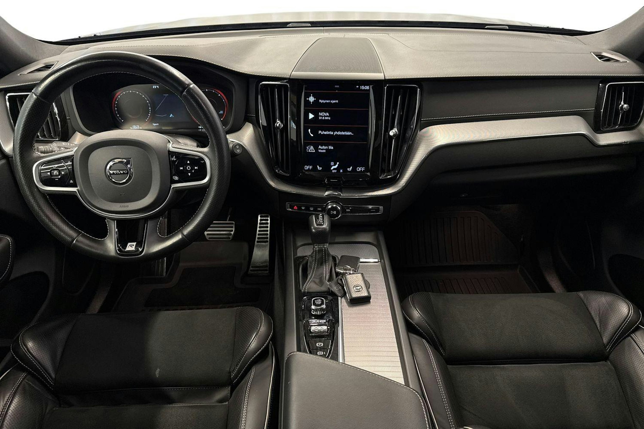 musta Volvo XC60 2019 kuva 7.