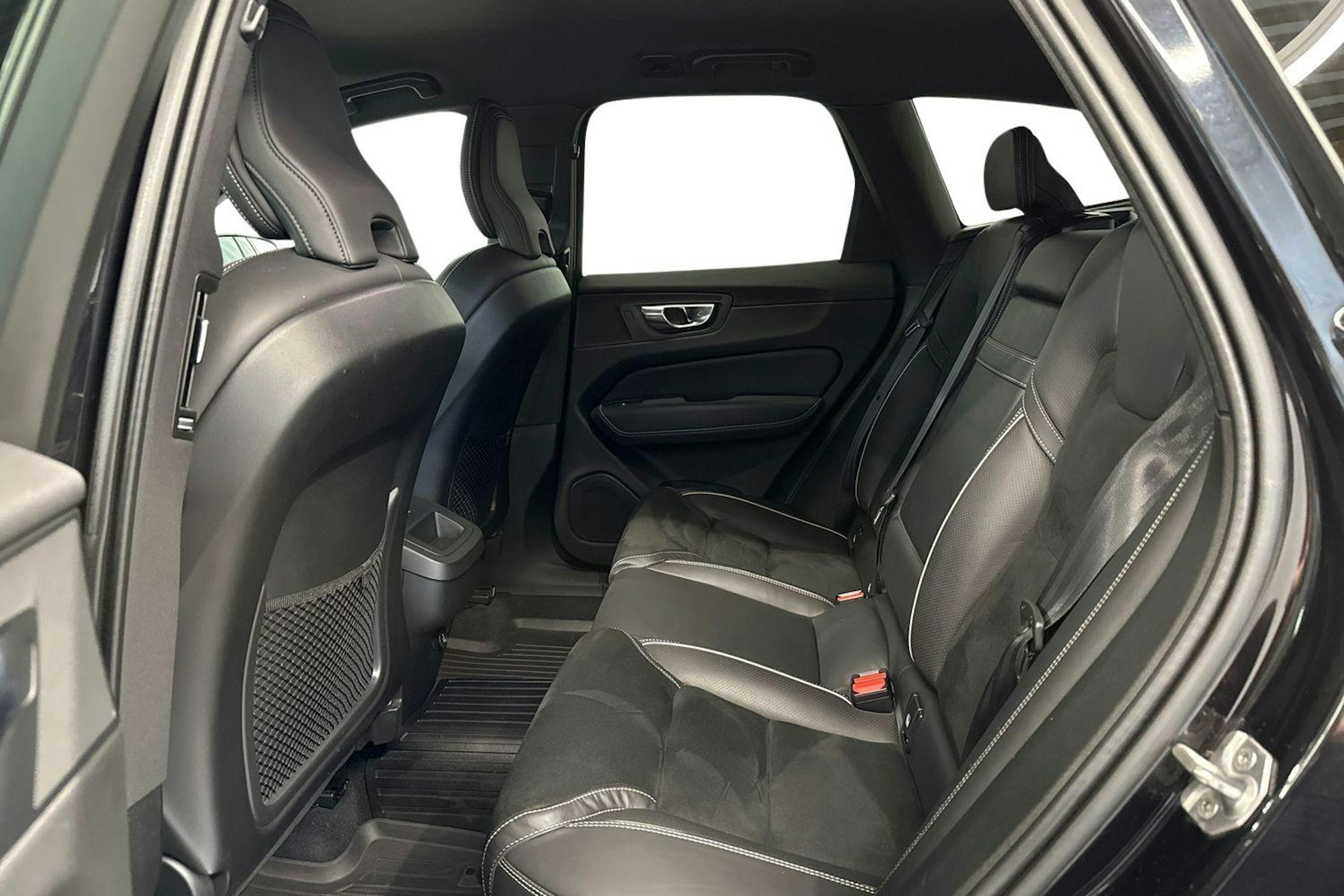 musta Volvo XC60 2019 kuva 8.