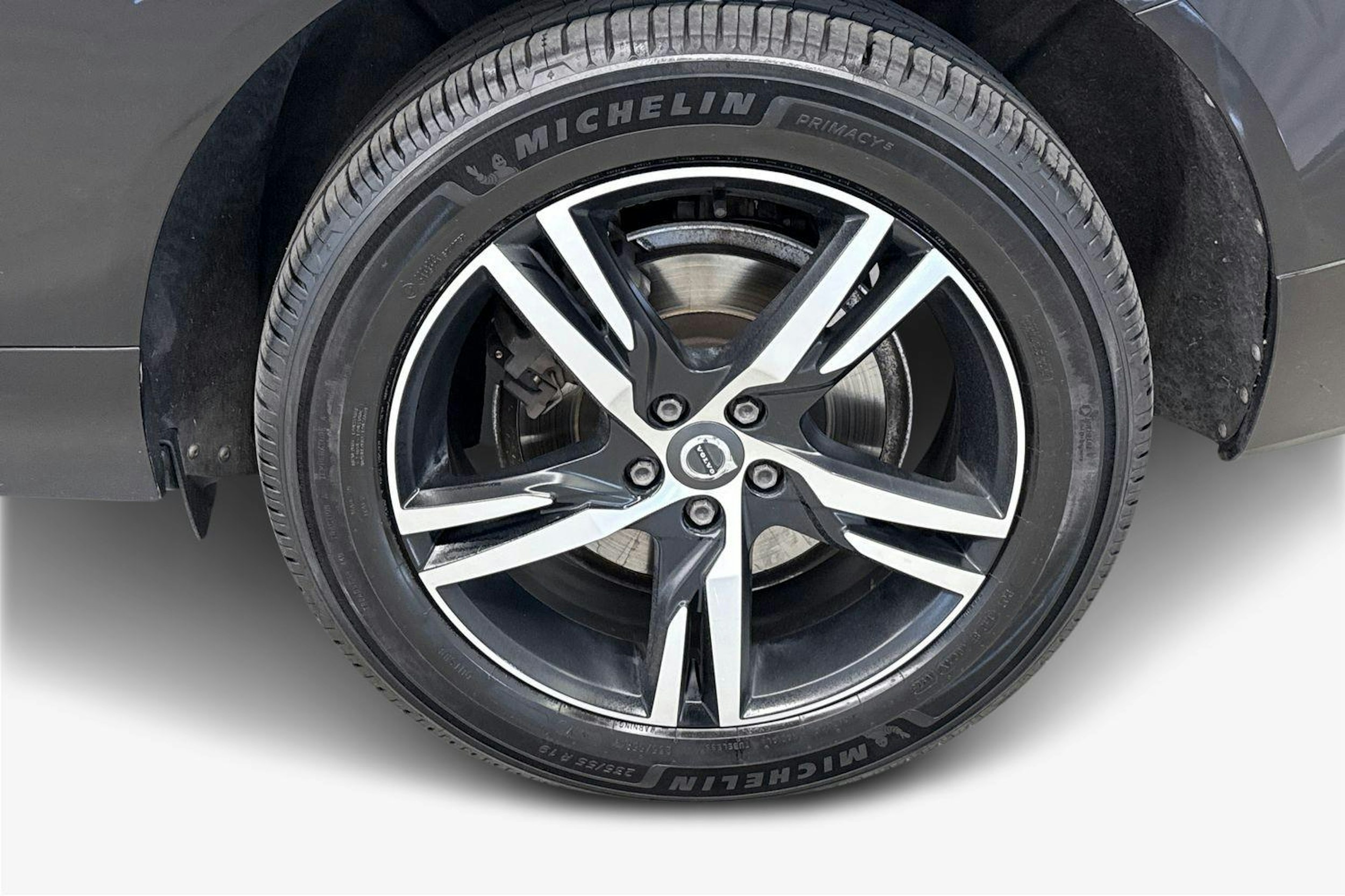 musta Volvo XC60 2019 kuva 9.