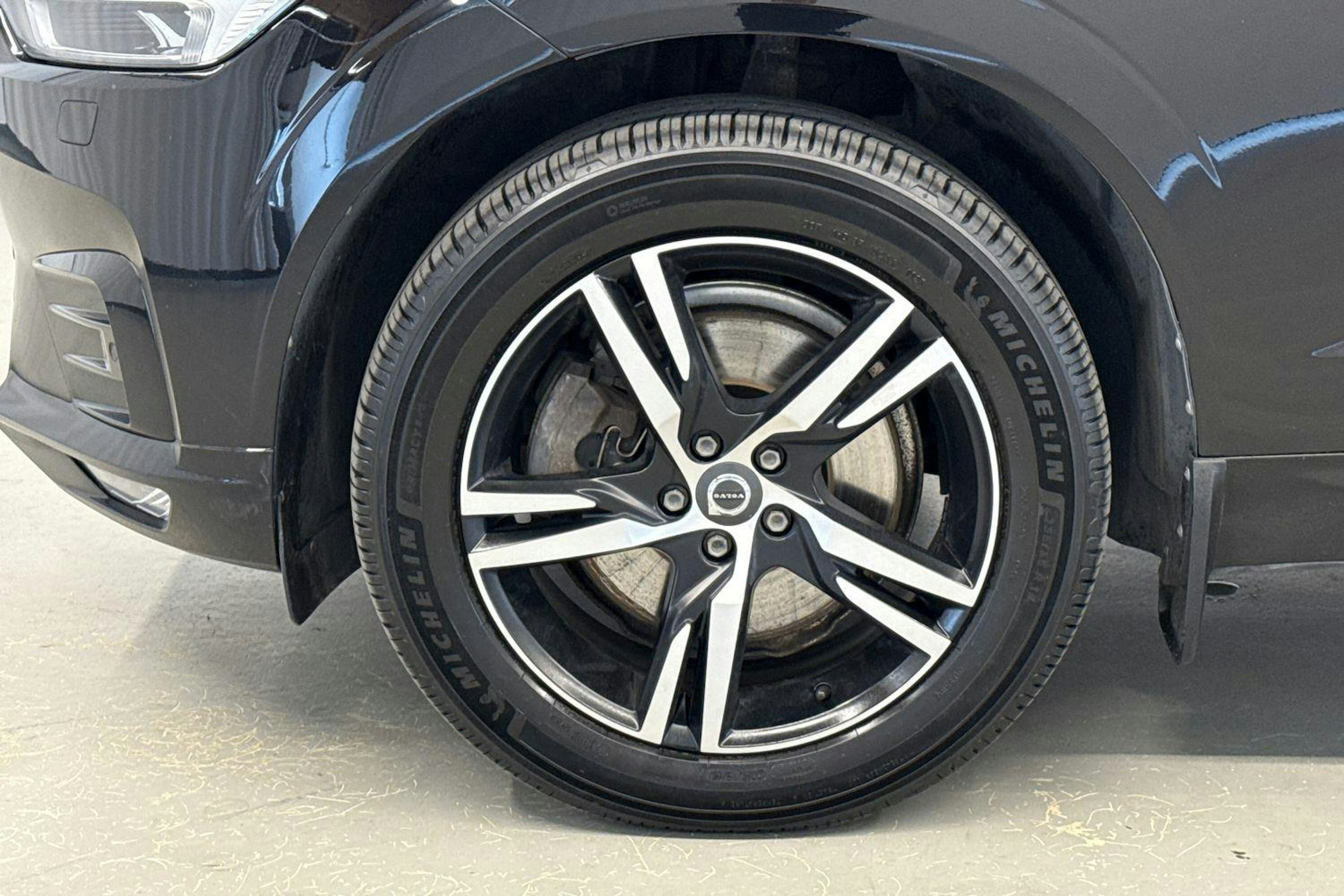 musta Volvo XC60 2019 kuva 10.