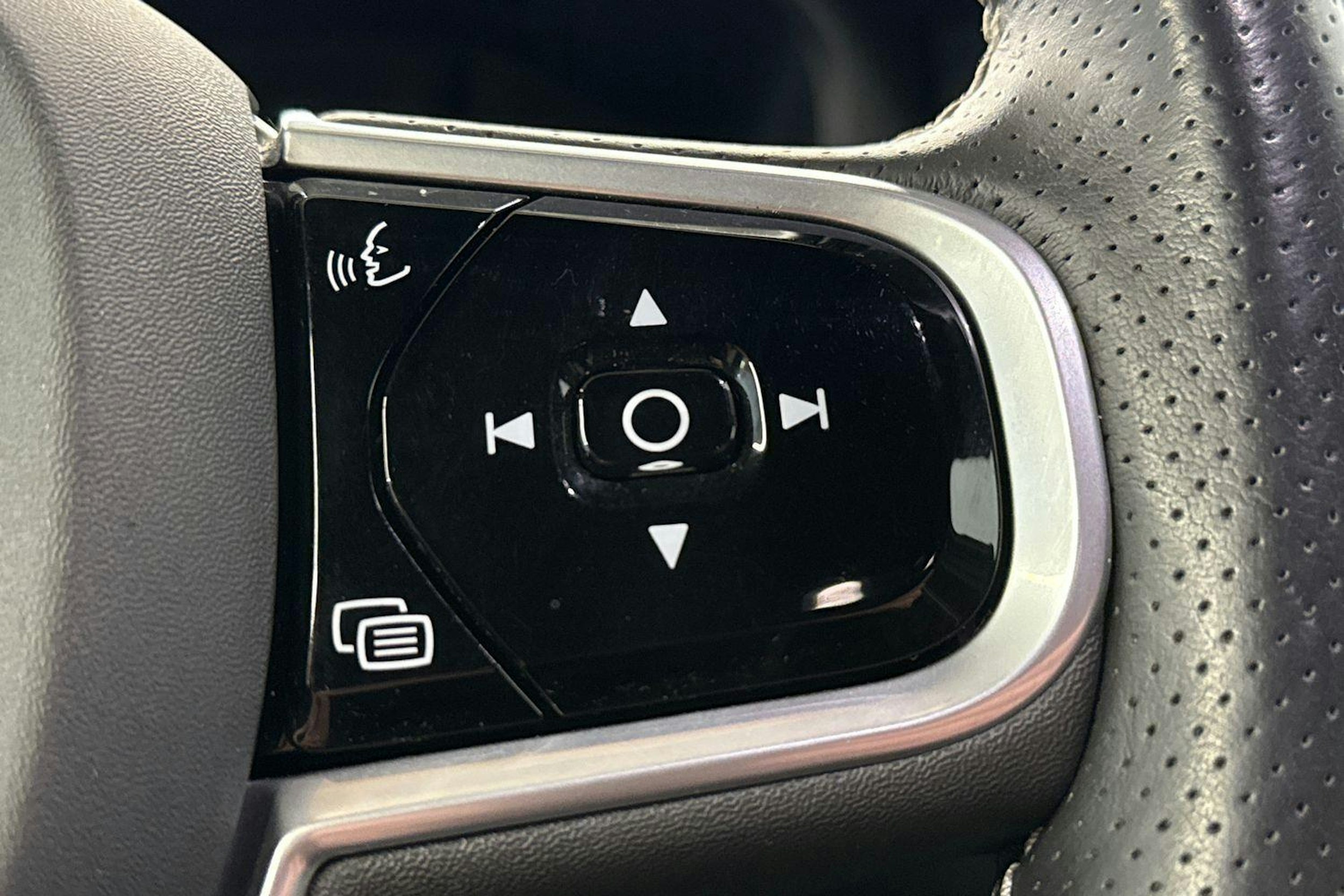 musta Volvo XC60 2019 kuva 11.