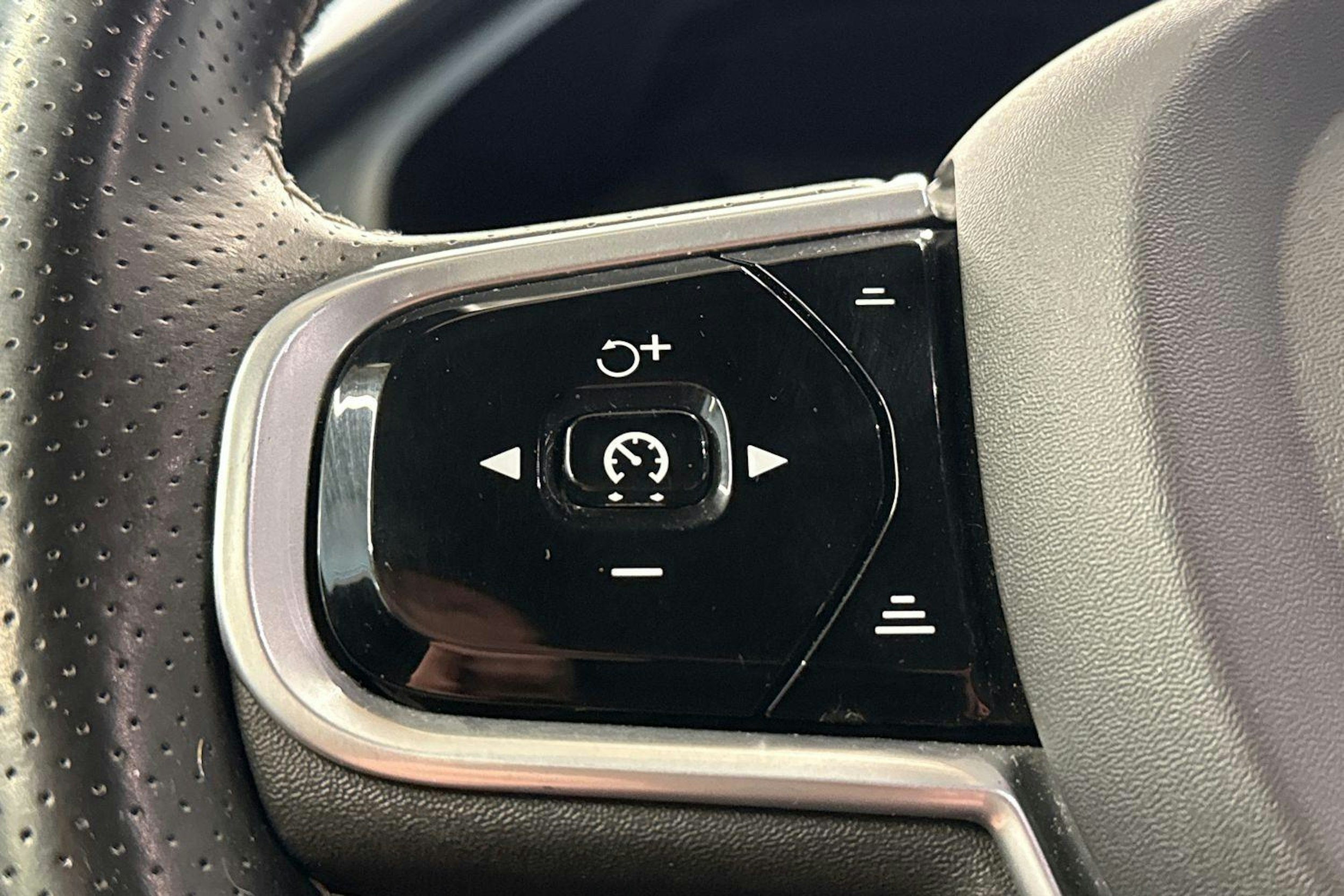 musta Volvo XC60 2019 kuva 12.