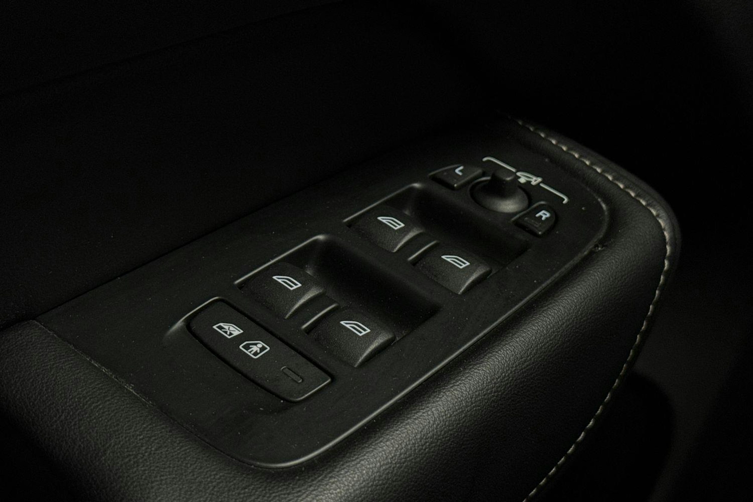 musta Volvo XC60 2019 kuva 13.