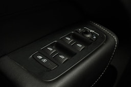 musta Volvo XC60 2019 kuva 13.
