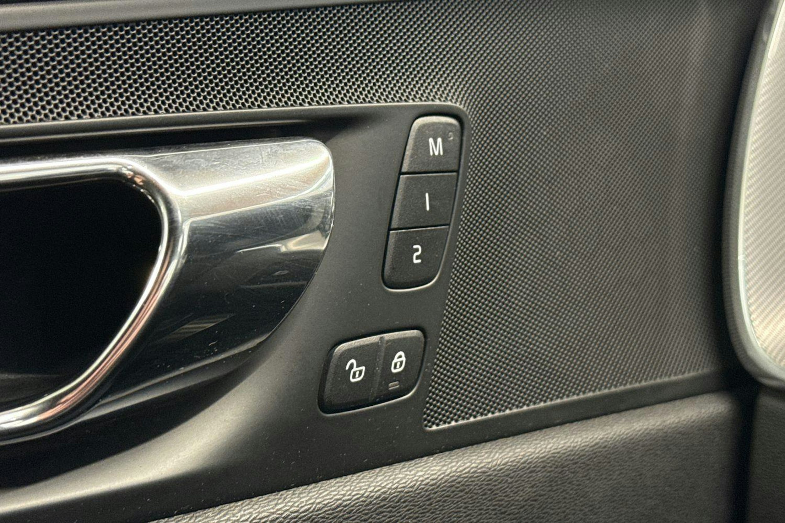 musta Volvo XC60 2019 kuva 14.
