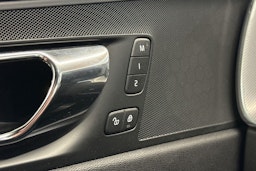 musta Volvo XC60 2019 kuva 14.