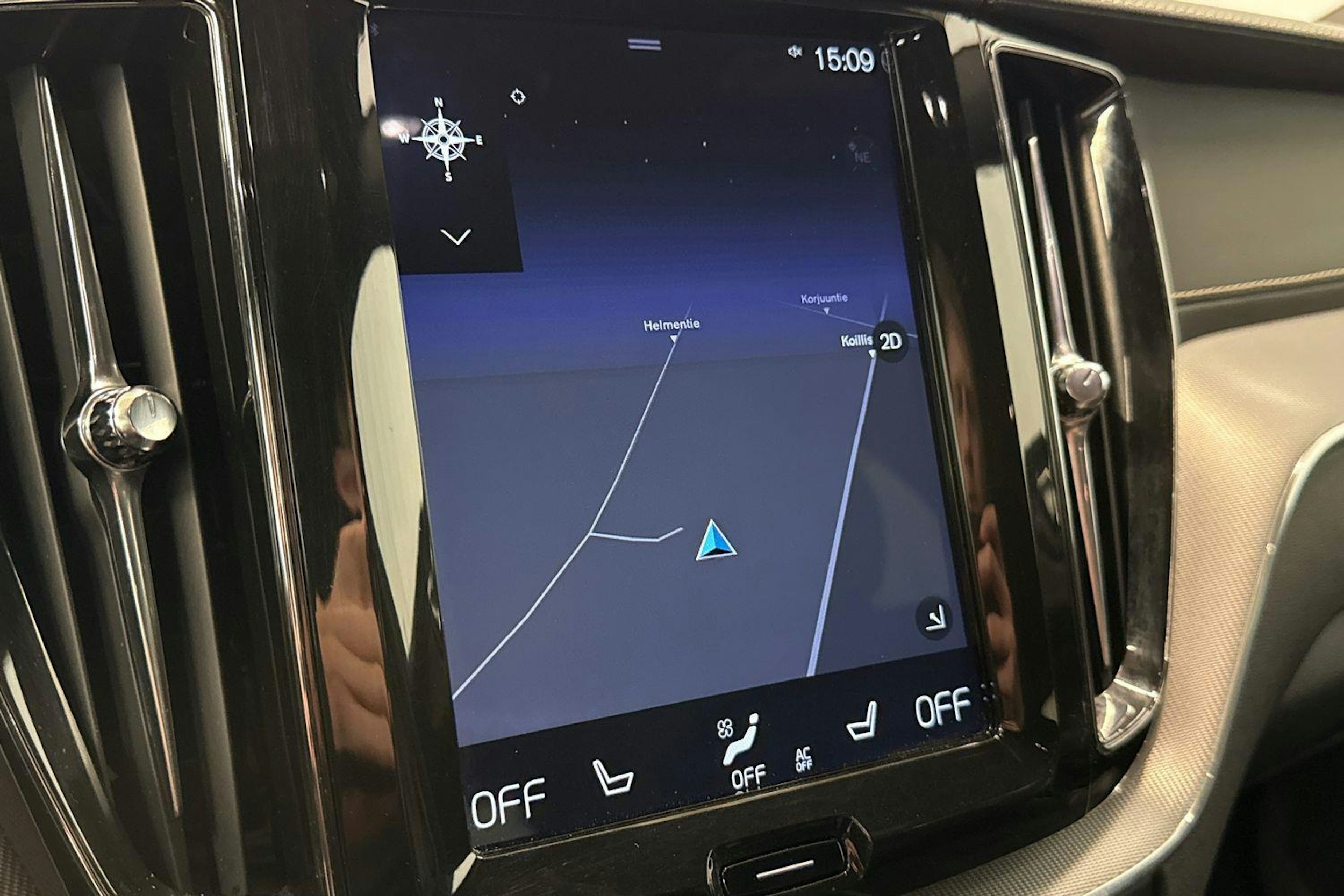 musta Volvo XC60 2019 kuva 16.