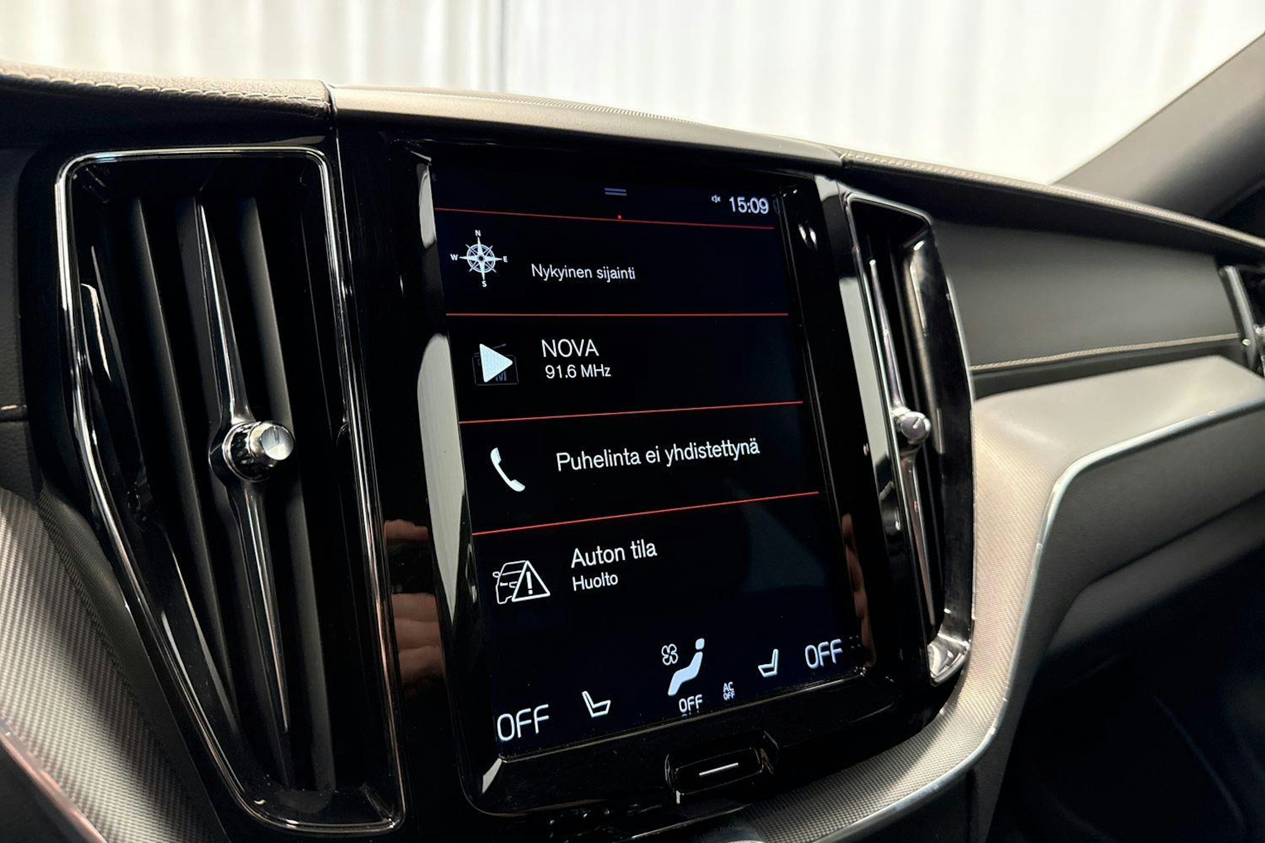 musta Volvo XC60 2019 kuva 17.