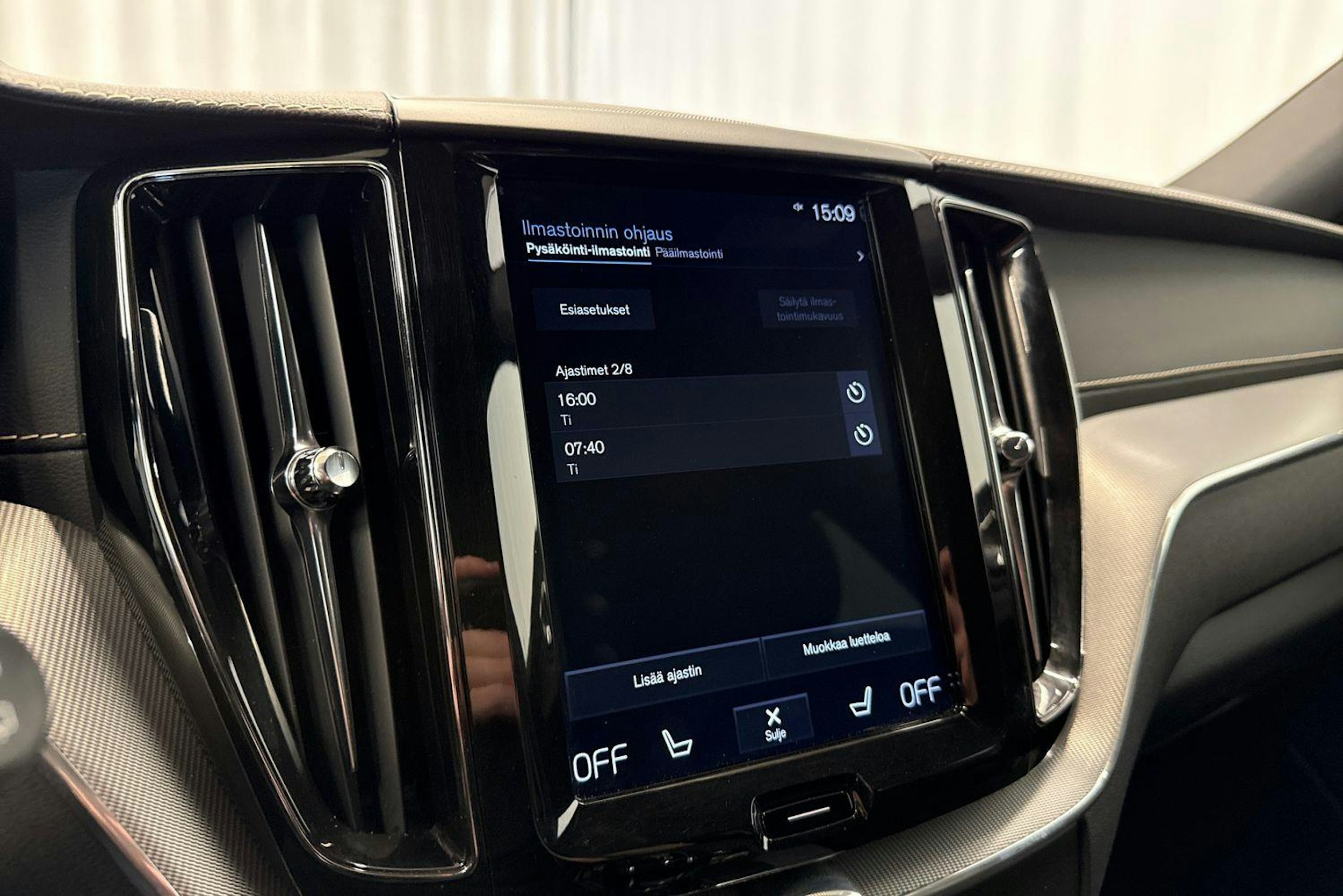 musta Volvo XC60 2019 kuva 18.