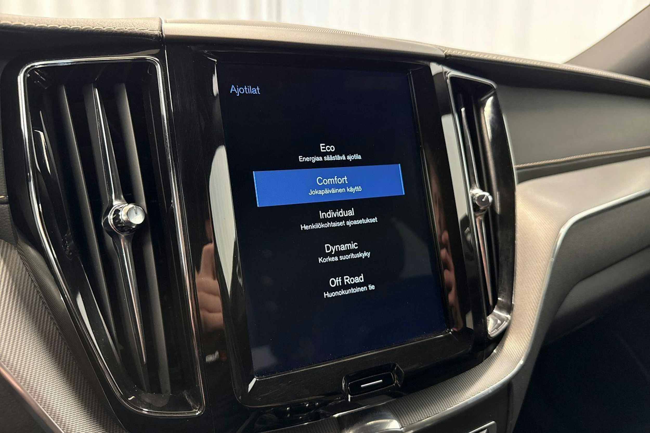 musta Volvo XC60 2019 kuva 19.