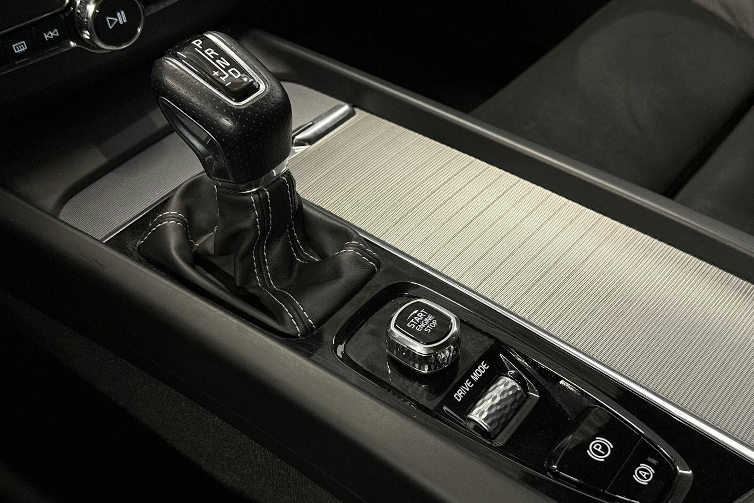musta Volvo XC60 2019 kuva 21.
