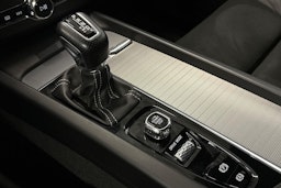 musta Volvo XC60 2019 kuva 21.