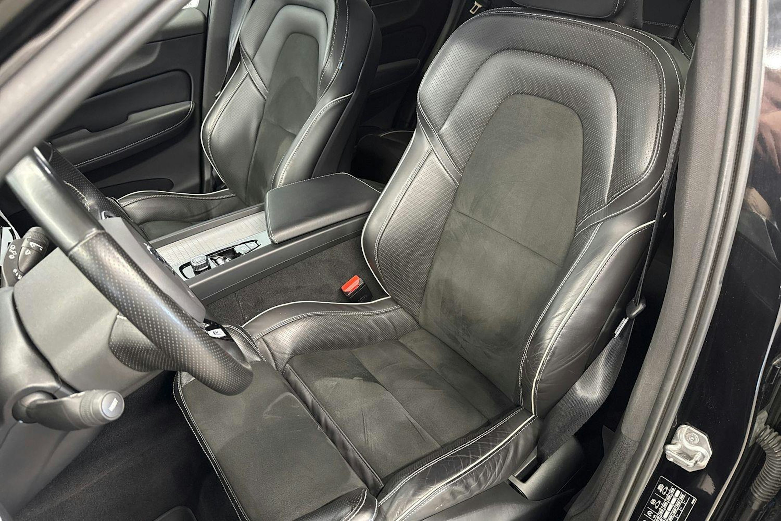 musta Volvo XC60 2019 kuva 22.