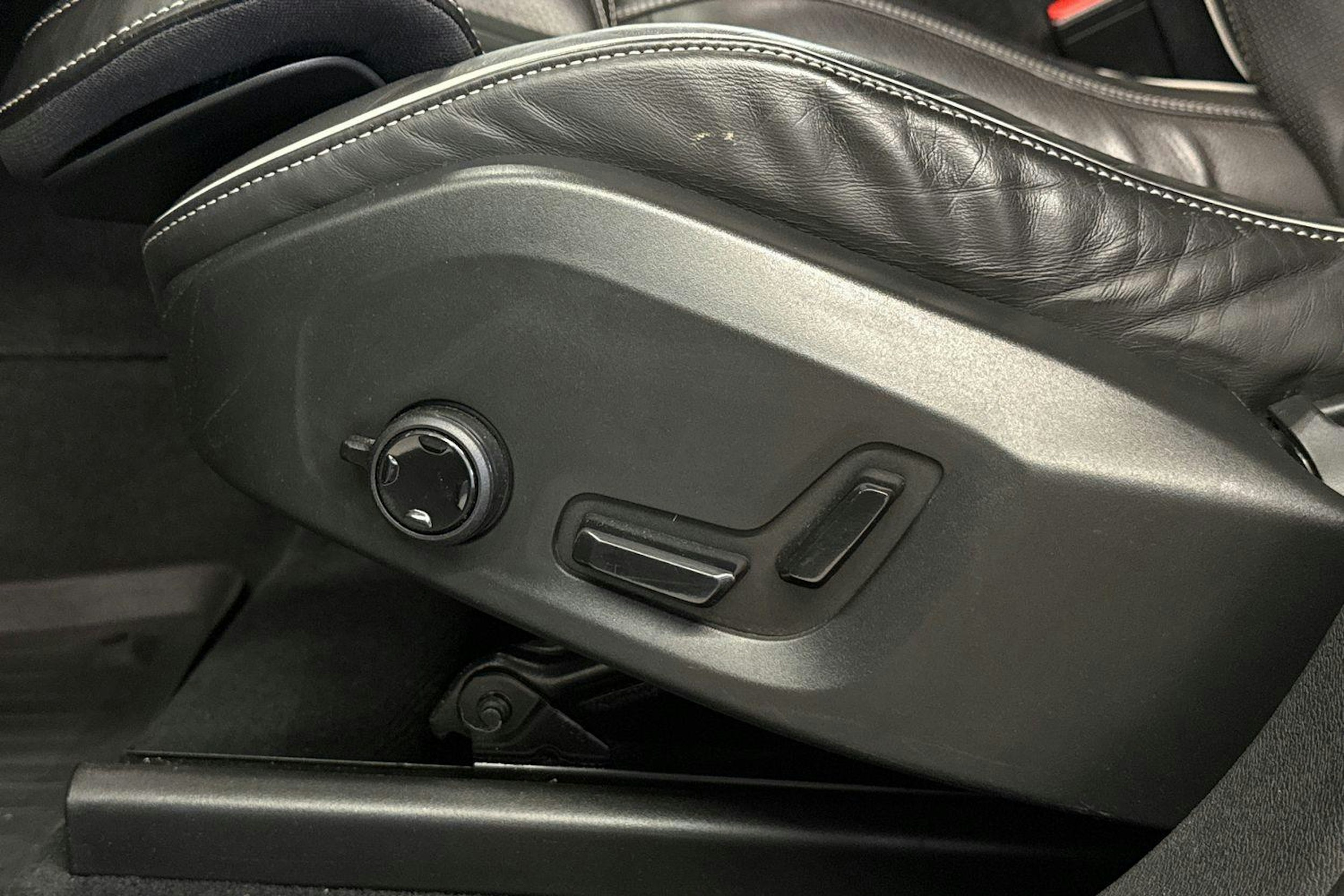 musta Volvo XC60 2019 kuva 23.