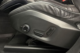 musta Volvo XC60 2019 kuva 23.