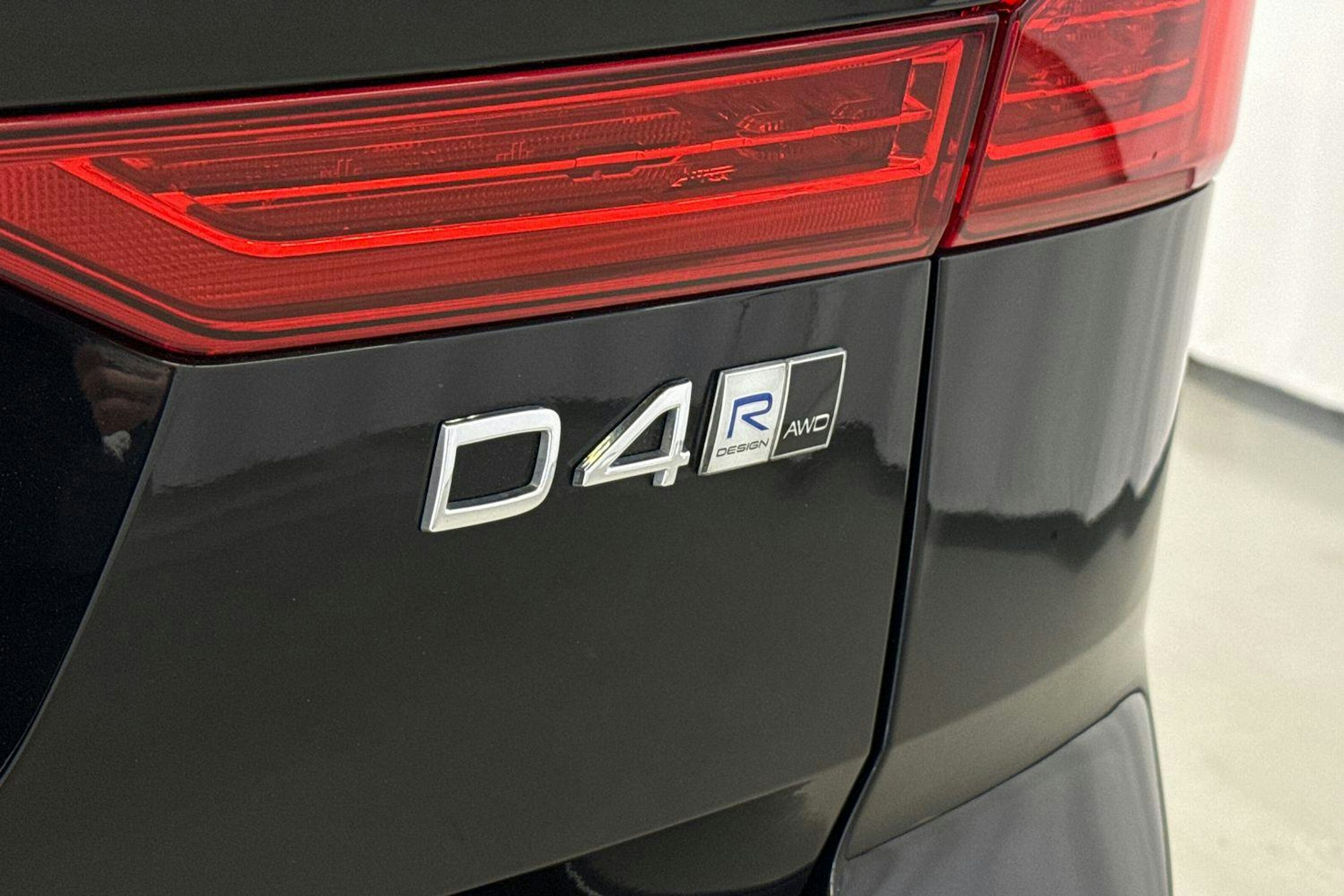musta Volvo XC60 2019 kuva 25.