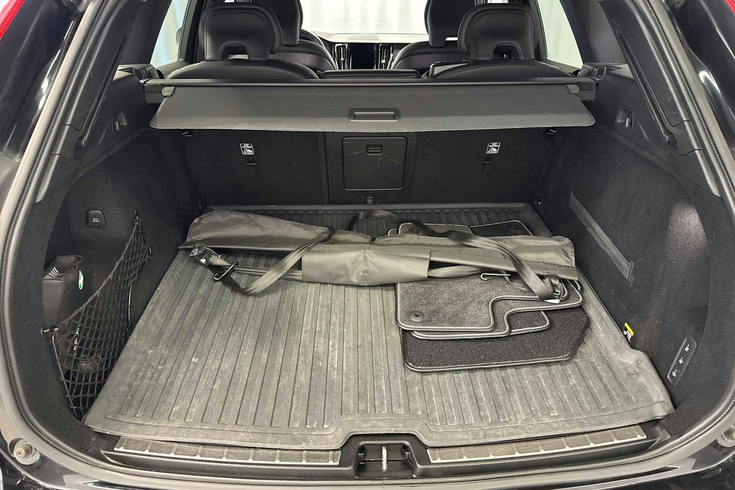 musta Volvo XC60 2019 kuva 27.