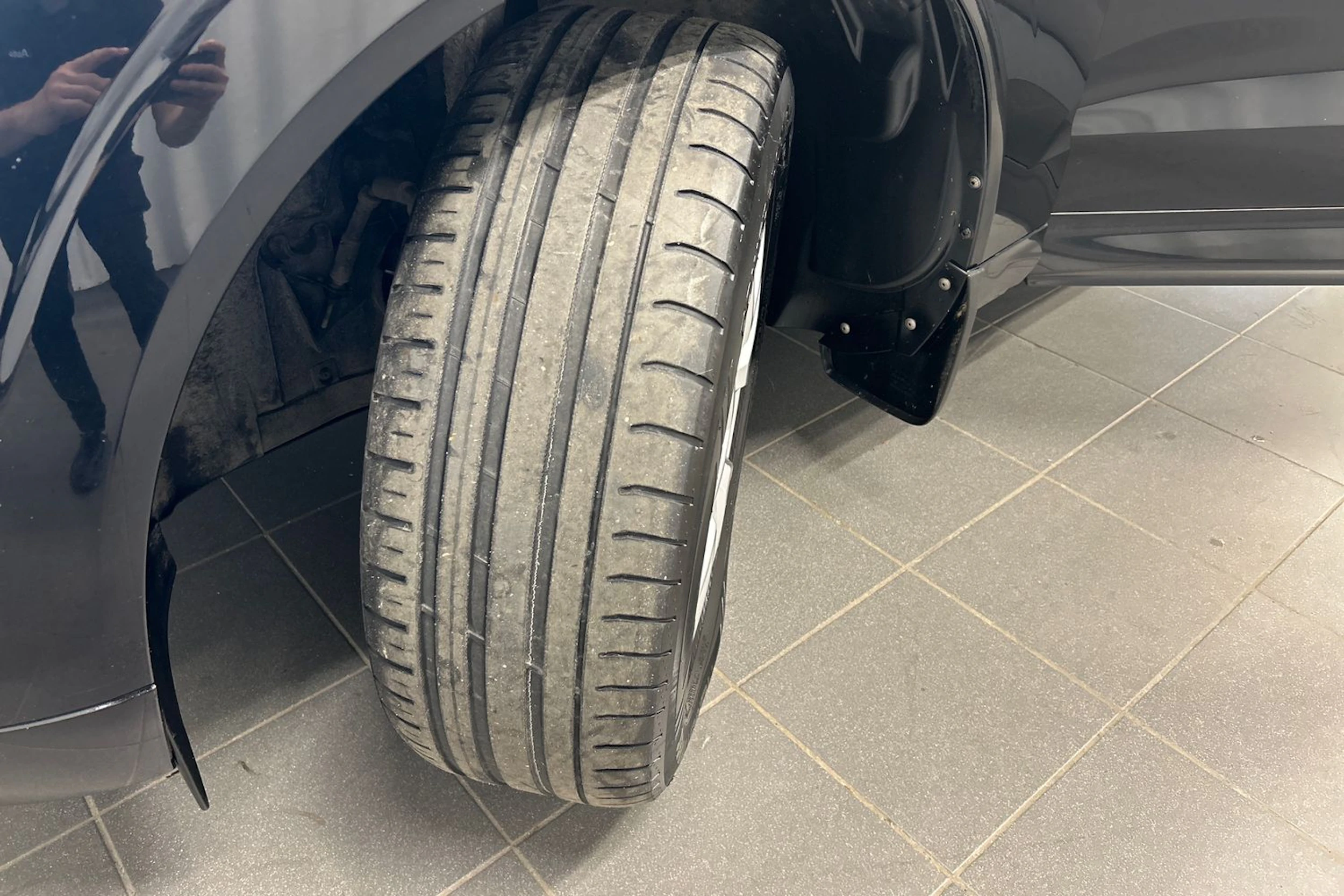 musta Volvo XC60 2019 kuva 13.