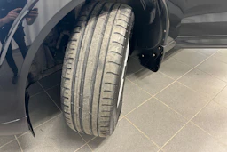 musta Volvo XC60 2019 kuva 13.