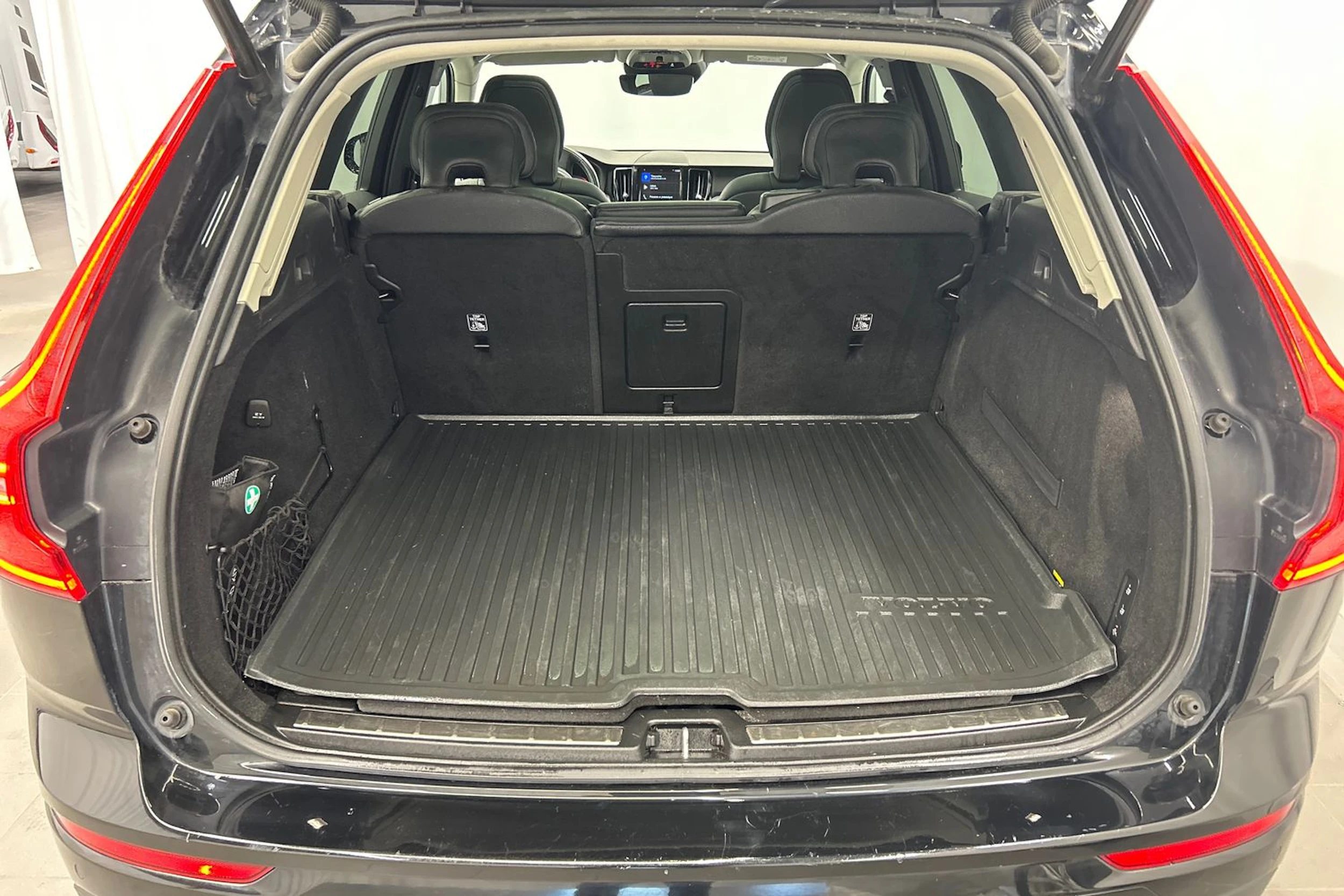musta Volvo XC60 2019 kuva 16.