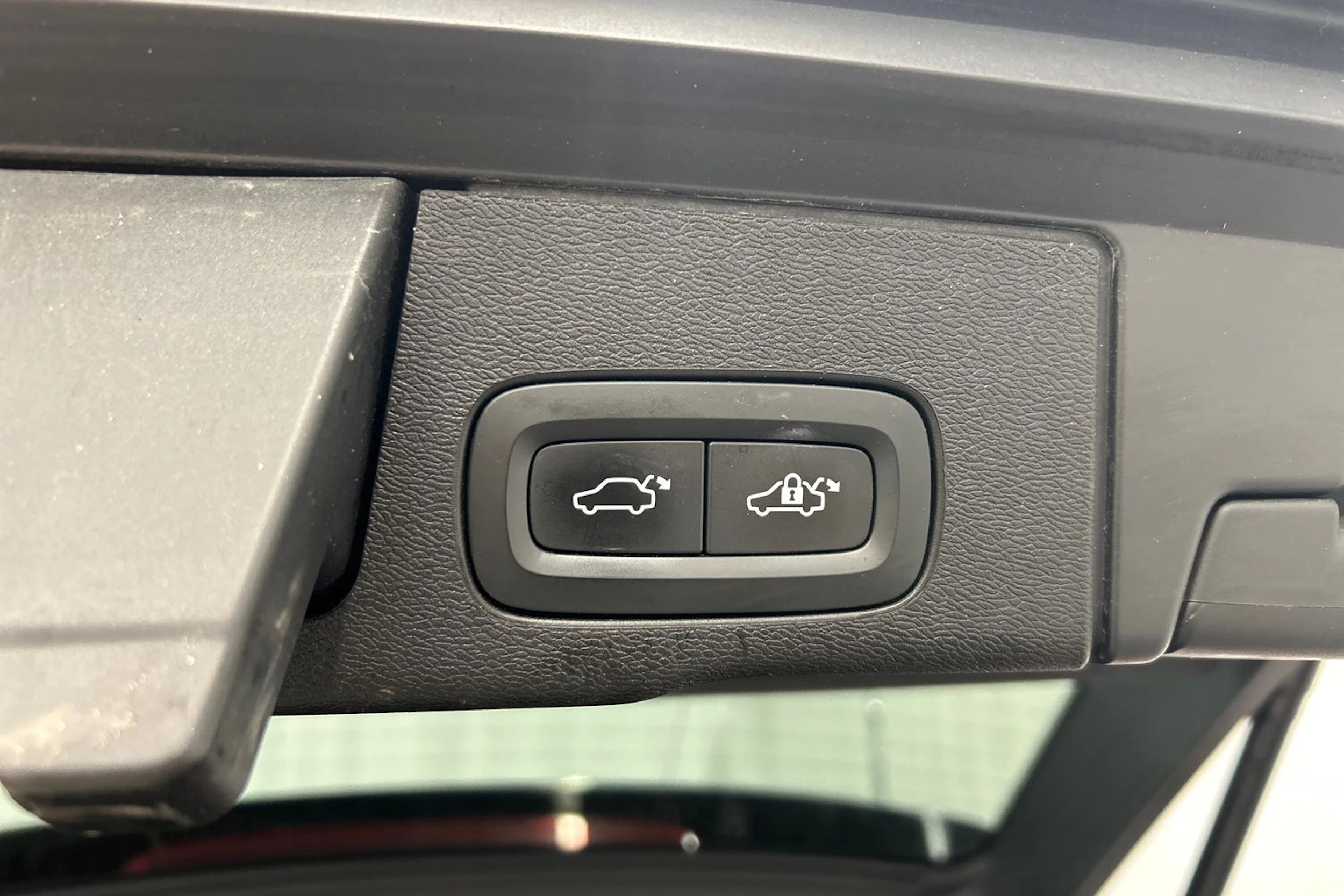 musta Volvo XC60 2019 kuva 17.