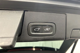 musta Volvo XC60 2019 kuva 17.