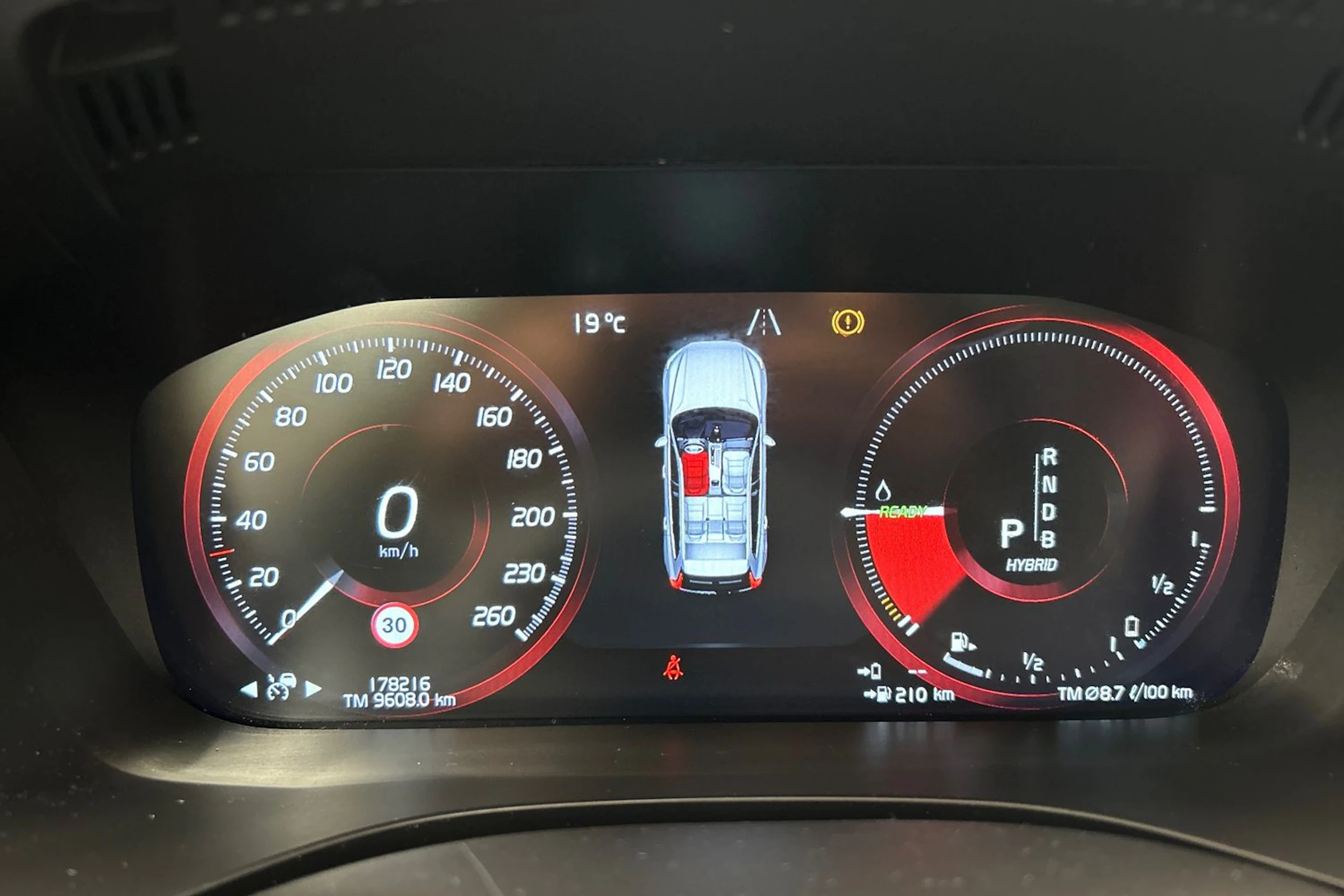 musta Volvo XC60 2019 kuva 20.