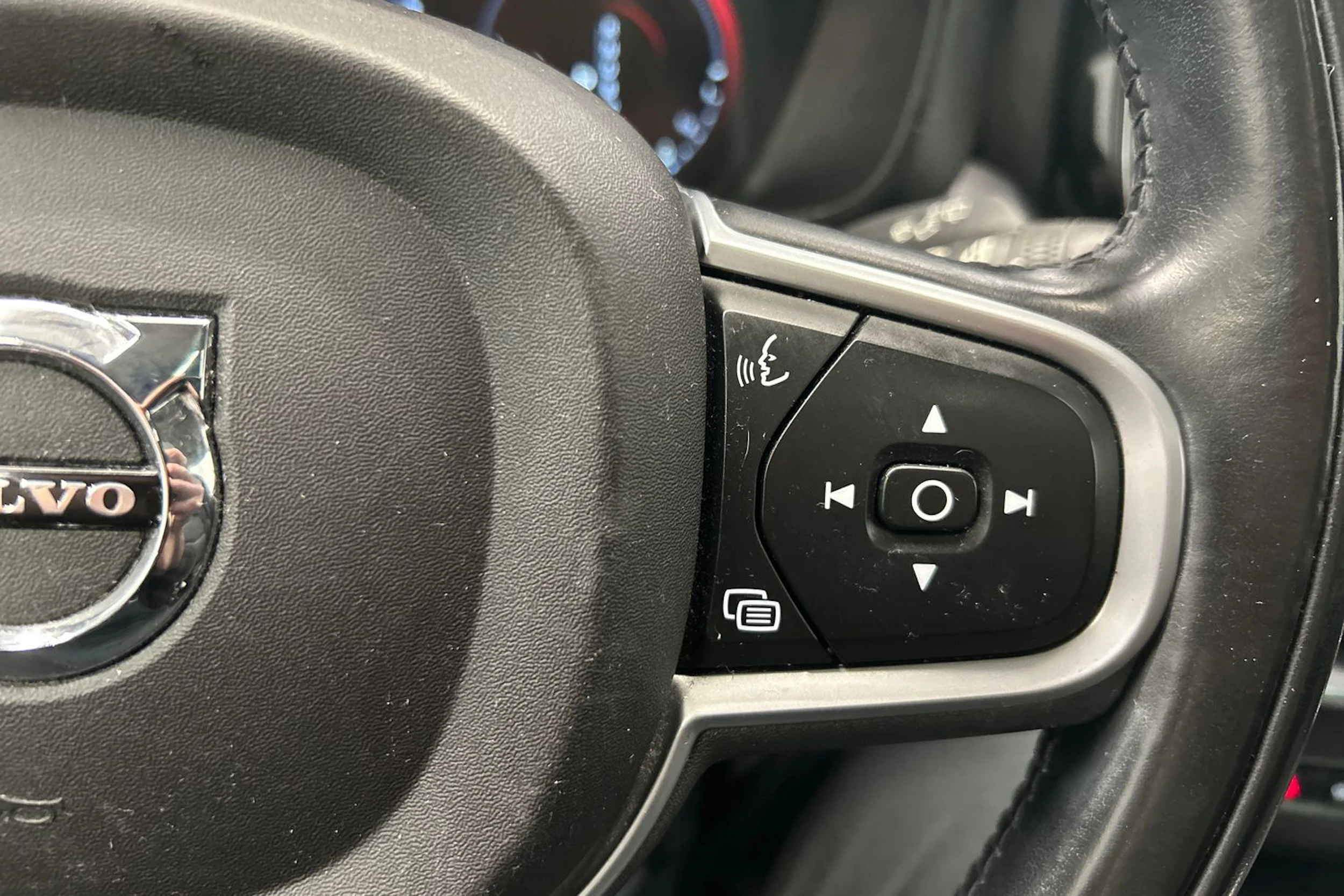 musta Volvo XC60 2019 kuva 22.