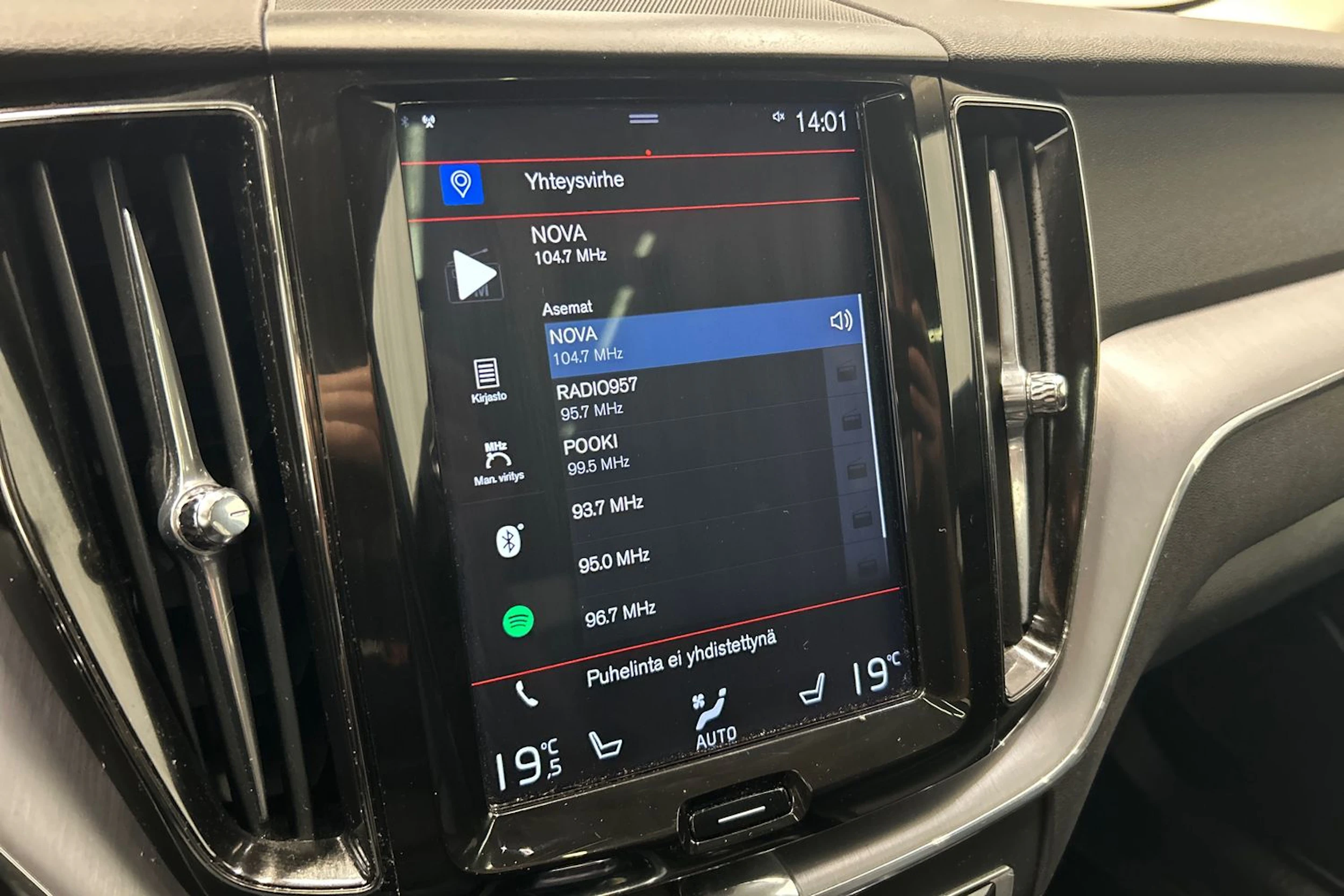 musta Volvo XC60 2019 kuva 23.