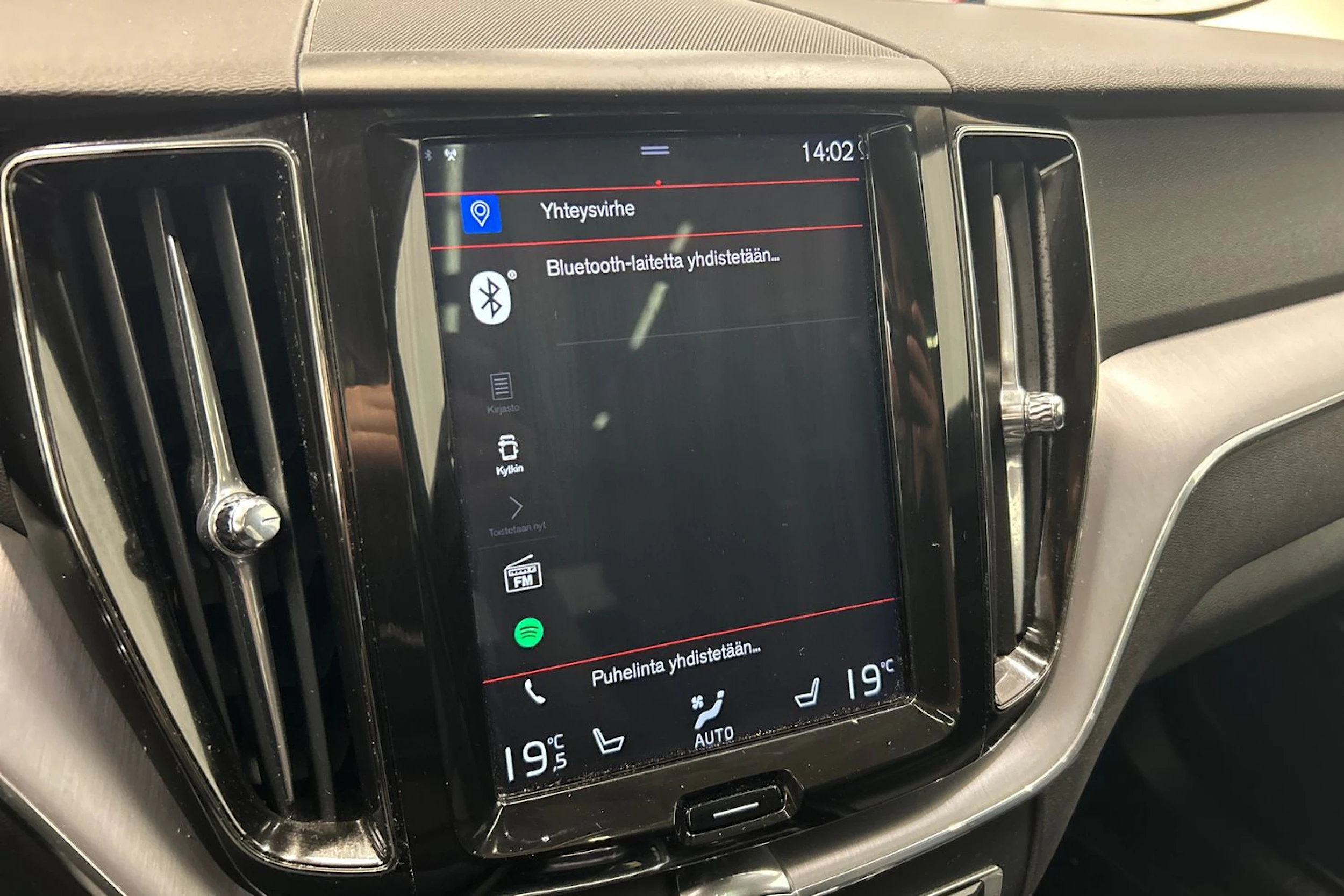 musta Volvo XC60 2019 kuva 24.