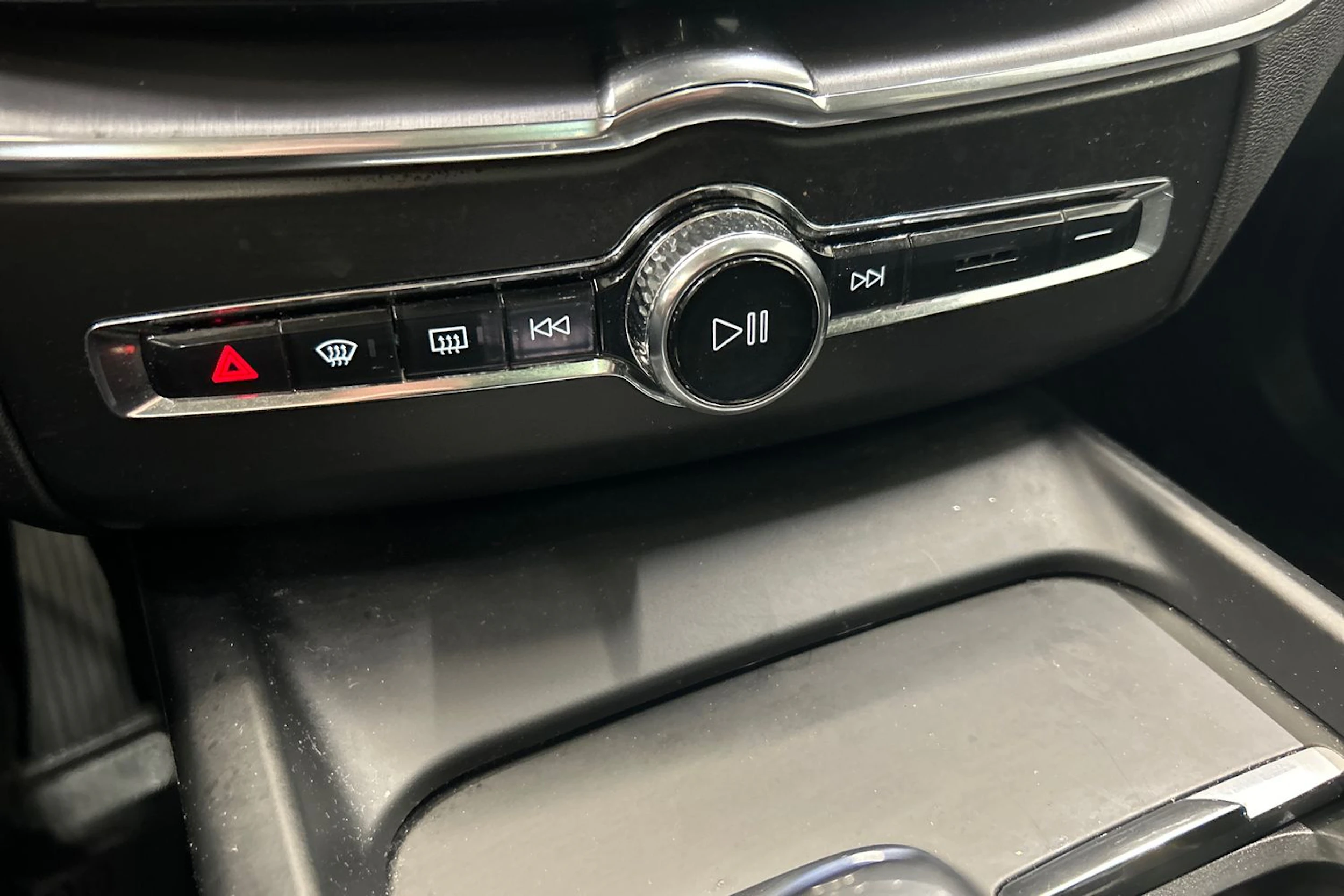 musta Volvo XC60 2019 kuva 26.