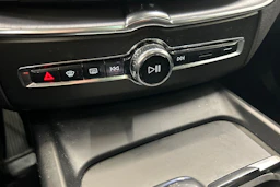 musta Volvo XC60 2019 kuva 26.