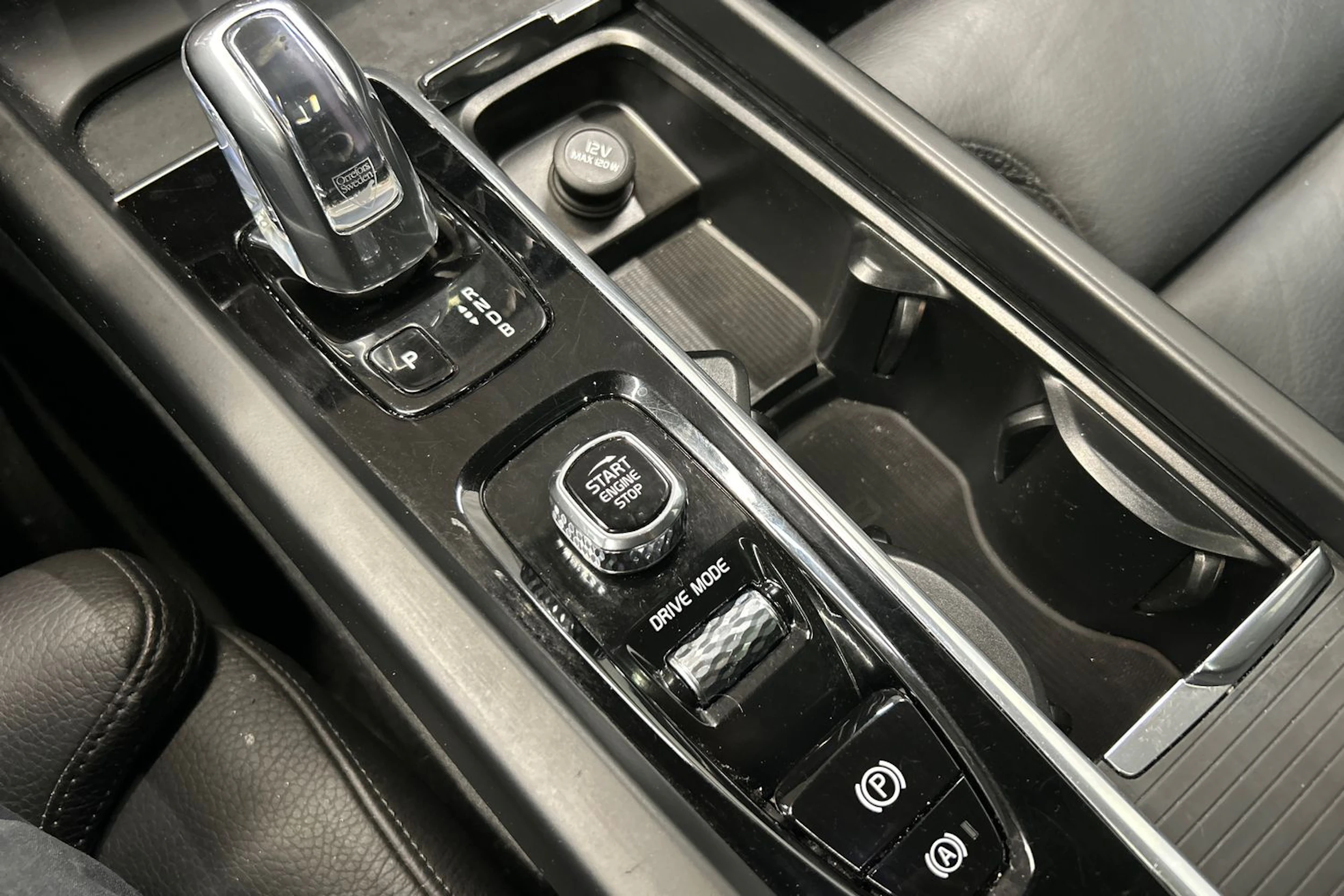 musta Volvo XC60 2019 kuva 27.