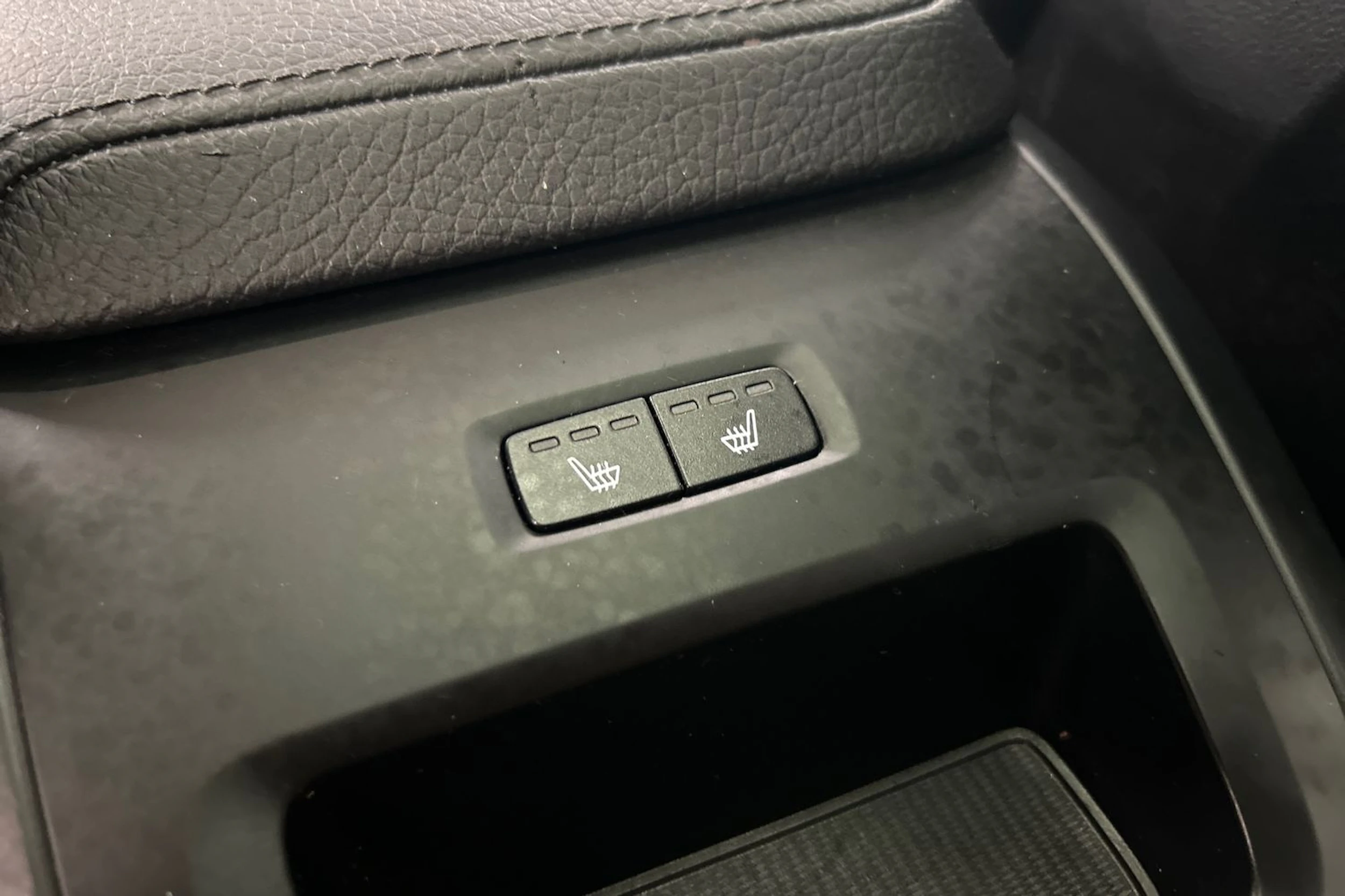musta Volvo XC60 2019 kuva 29.