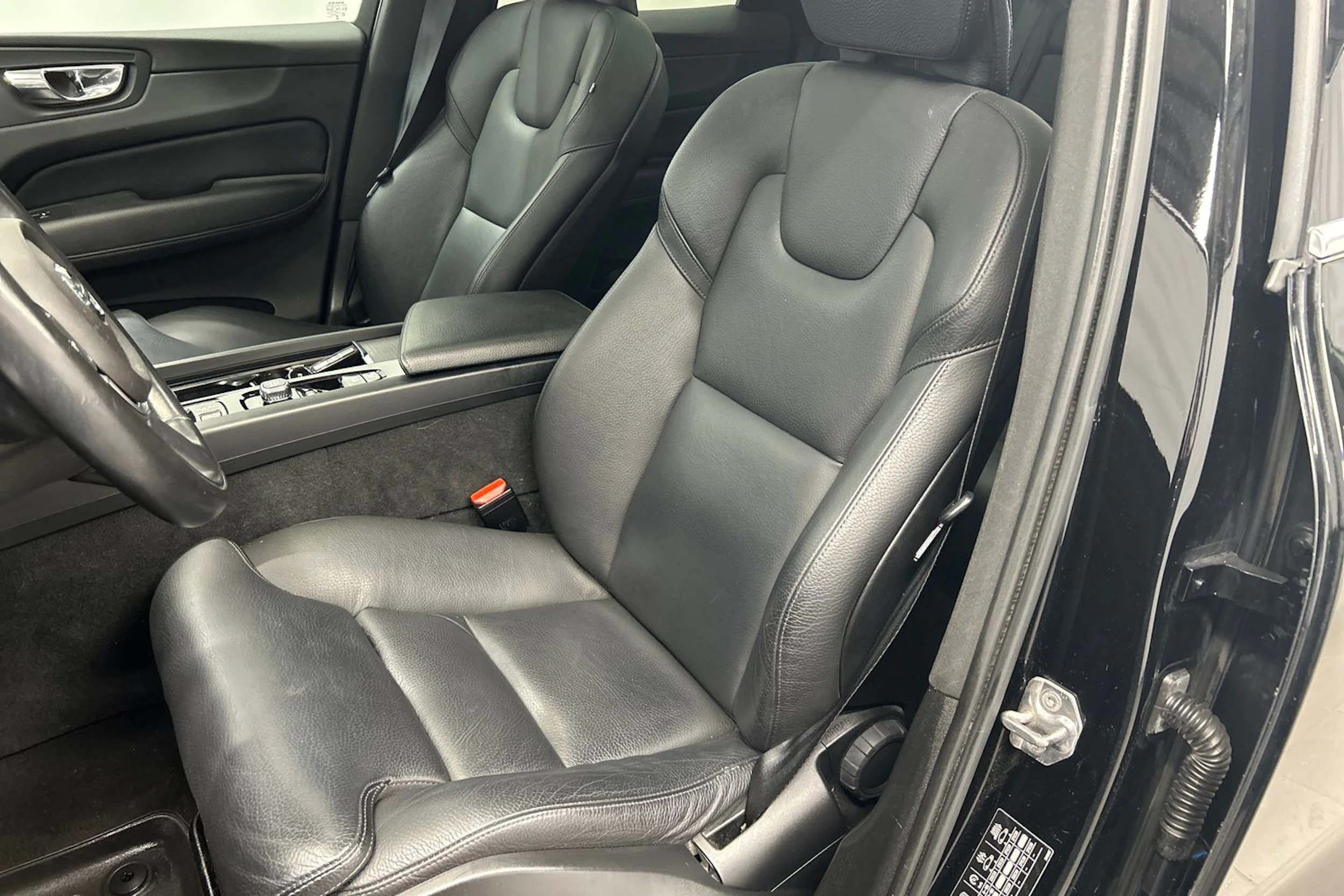 musta Volvo XC60 2019 kuva 30.