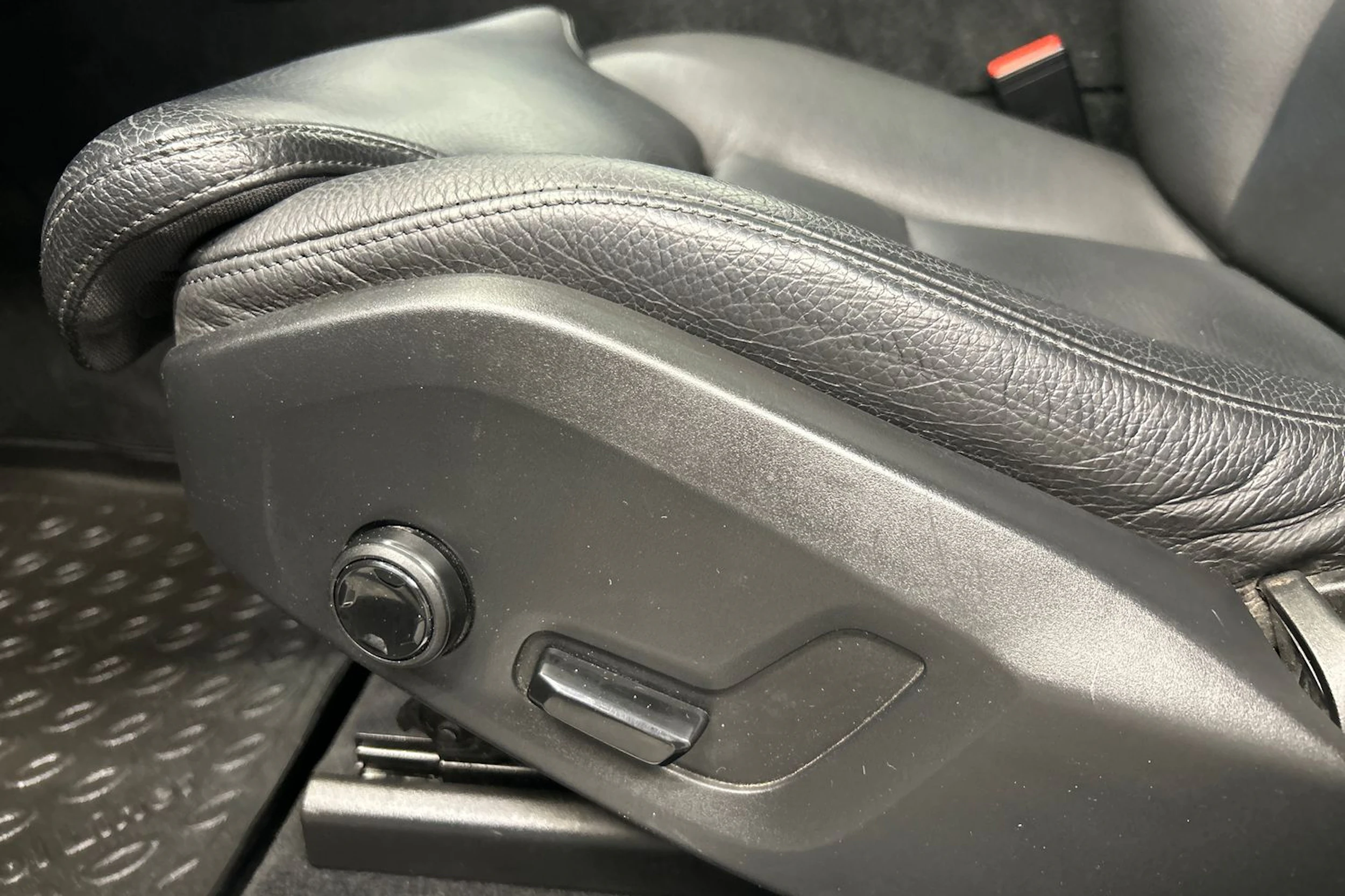 musta Volvo XC60 2019 kuva 31.